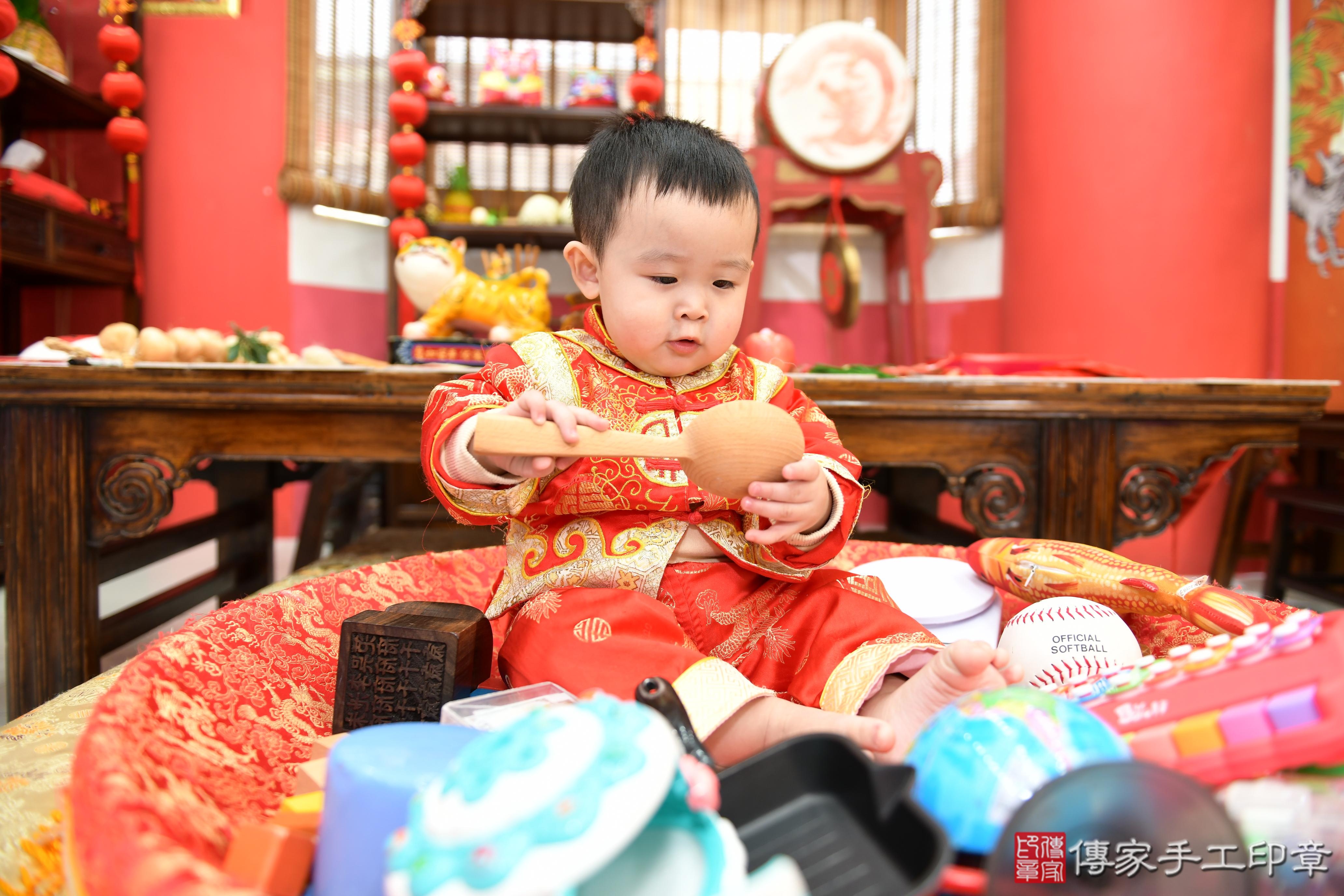 傳家手工印章高雄店、抓周、度脺、美式風會場、傳家嬰兒古禮、吉祥話、抓周道具物品24種、拍照。抓周證書。寶寶抓周、滿周歲、生日快樂、祝福