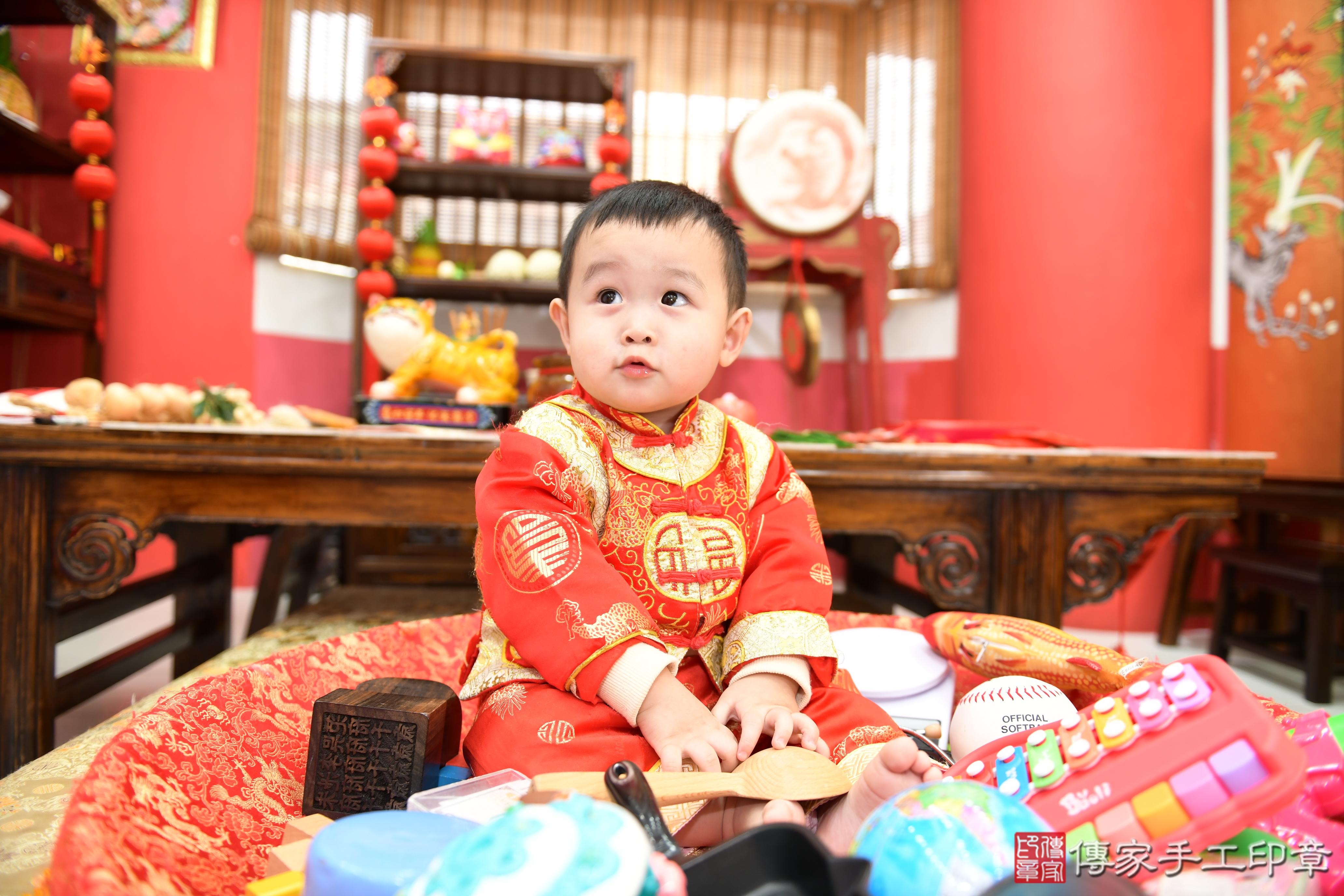 傳家手工印章高雄店、抓周、度脺、美式風會場、傳家嬰兒古禮、吉祥話、抓周道具物品24種、拍照。抓周證書。寶寶抓周、滿周歲、生日快樂、祝福