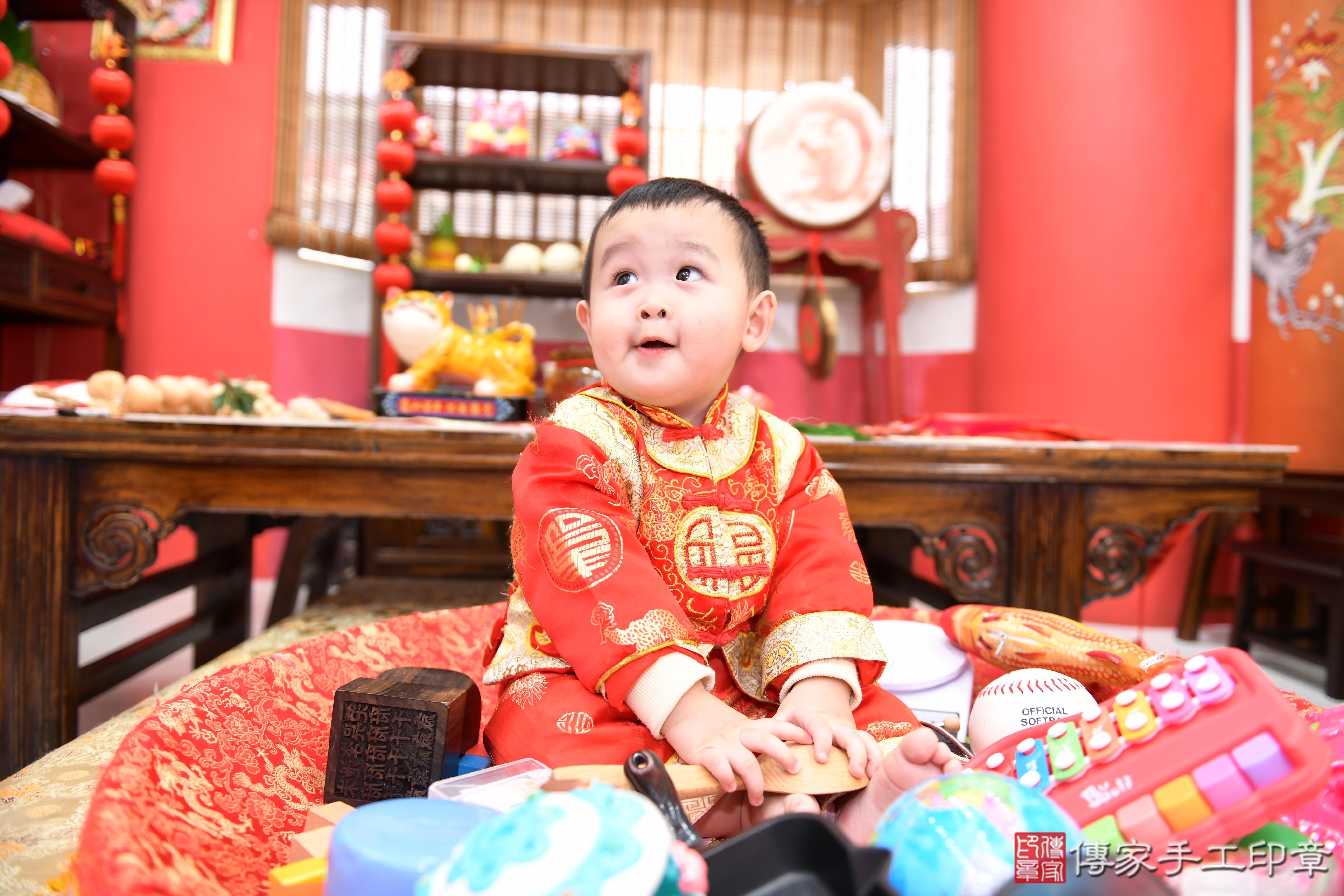 傳家手工印章高雄店、抓周、度脺、美式風會場、傳家嬰兒古禮、吉祥話、抓周道具物品24種、拍照。抓周證書。寶寶抓周、滿周歲、生日快樂、祝福