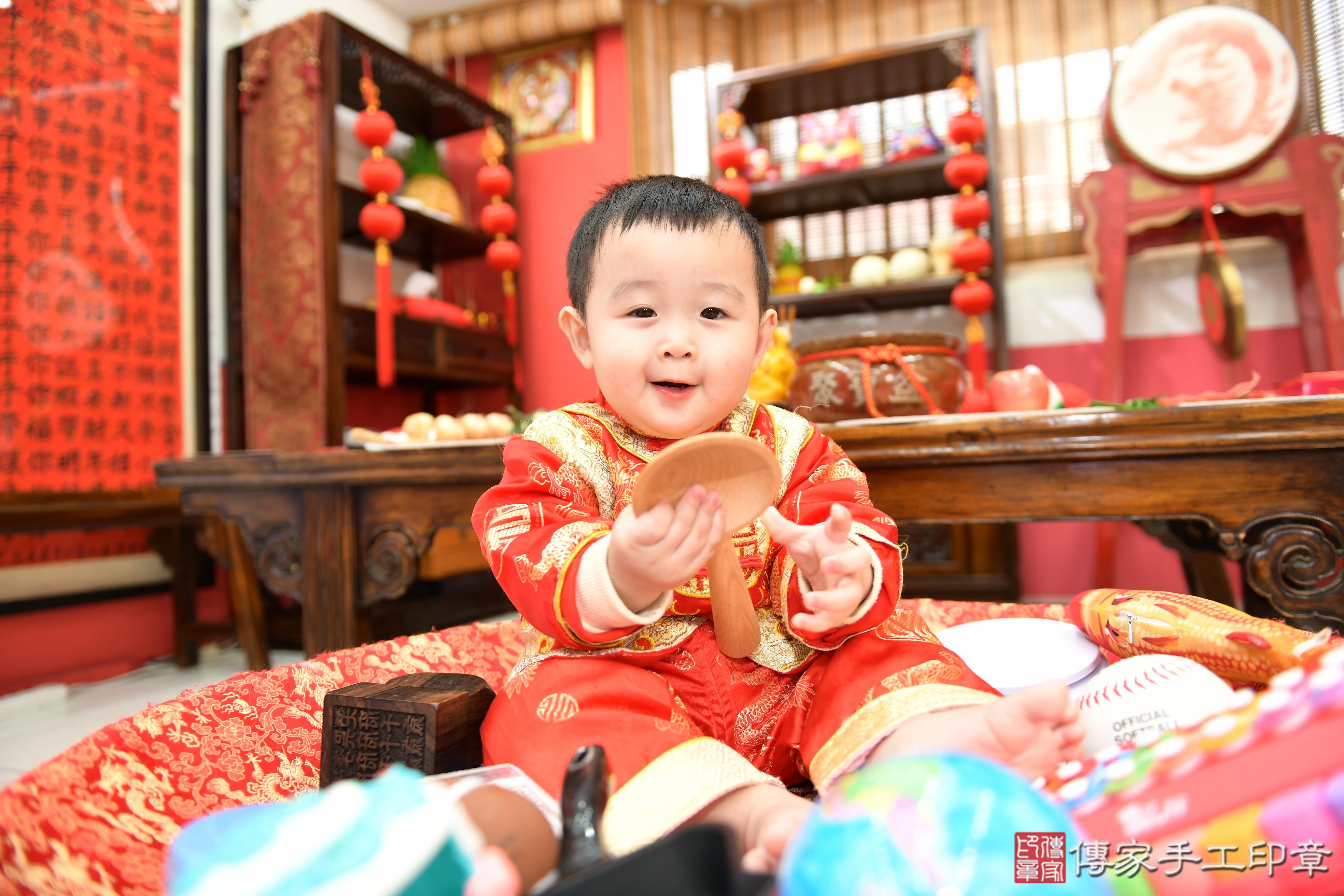 傳家手工印章高雄店、抓周、度脺、美式風會場、傳家嬰兒古禮、吉祥話、抓周道具物品24種、拍照。抓周證書。寶寶抓周、滿周歲、生日快樂、祝福