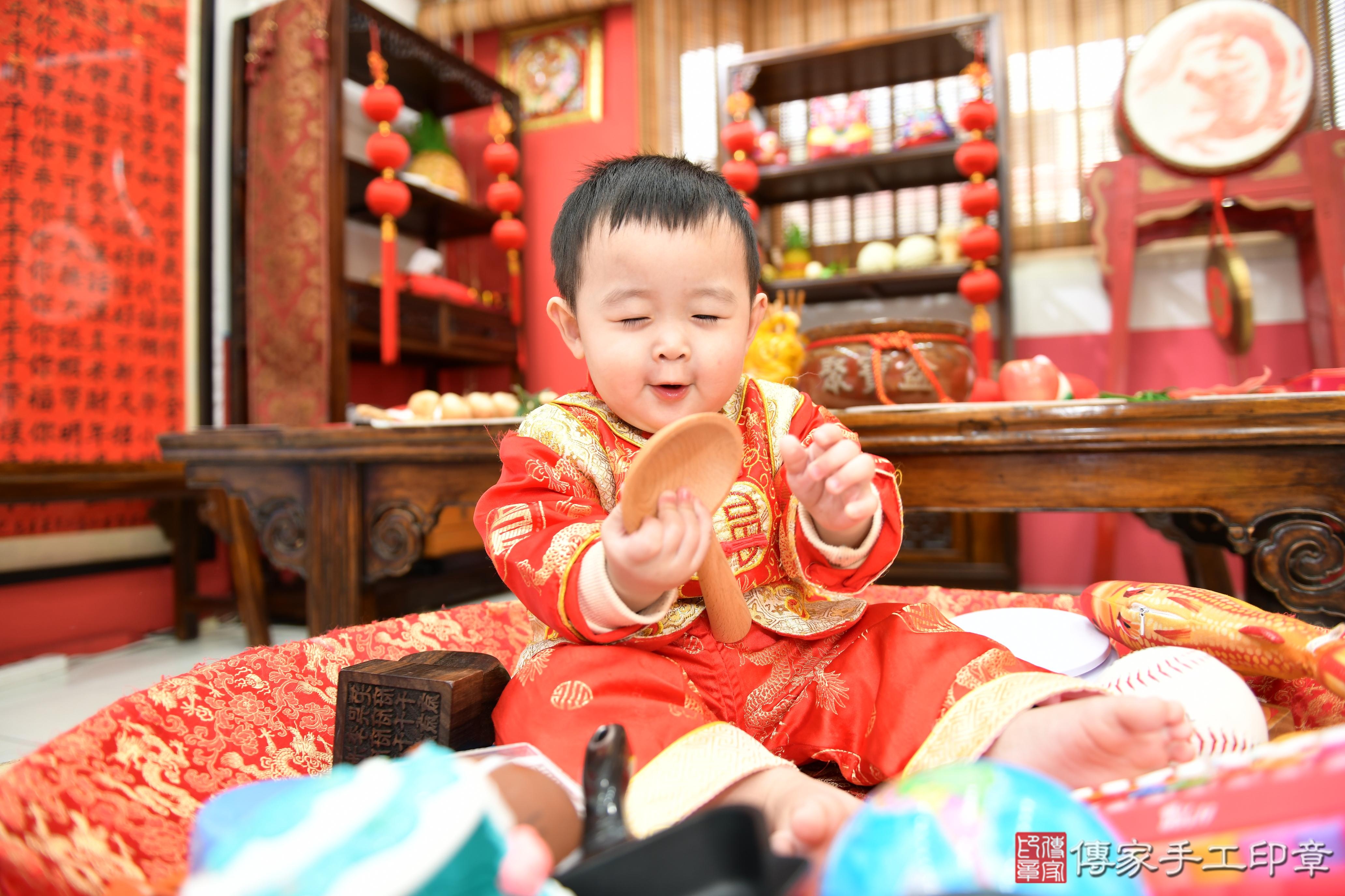 傳家手工印章高雄店、抓周、度脺、美式風會場、傳家嬰兒古禮、吉祥話、抓周道具物品24種、拍照。抓周證書。寶寶抓周、滿周歲、生日快樂、祝福