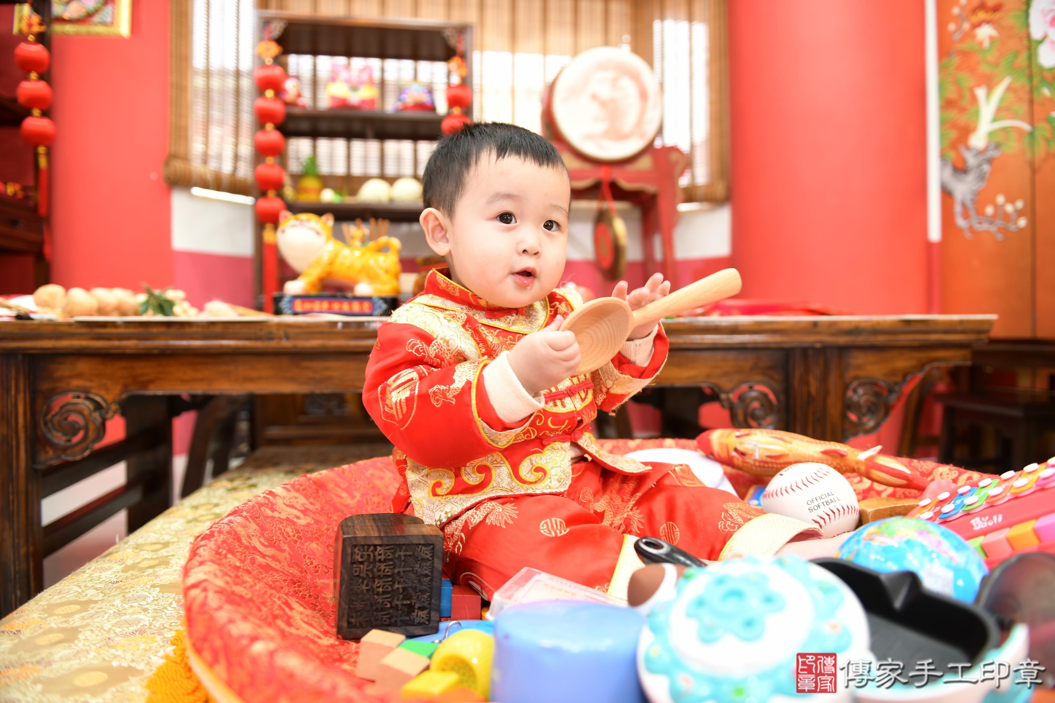 傳家手工印章高雄店、抓周、度脺、美式風會場、傳家嬰兒古禮、吉祥話、抓周道具物品24種、拍照。抓周證書。寶寶抓周、滿周歲、生日快樂、祝福