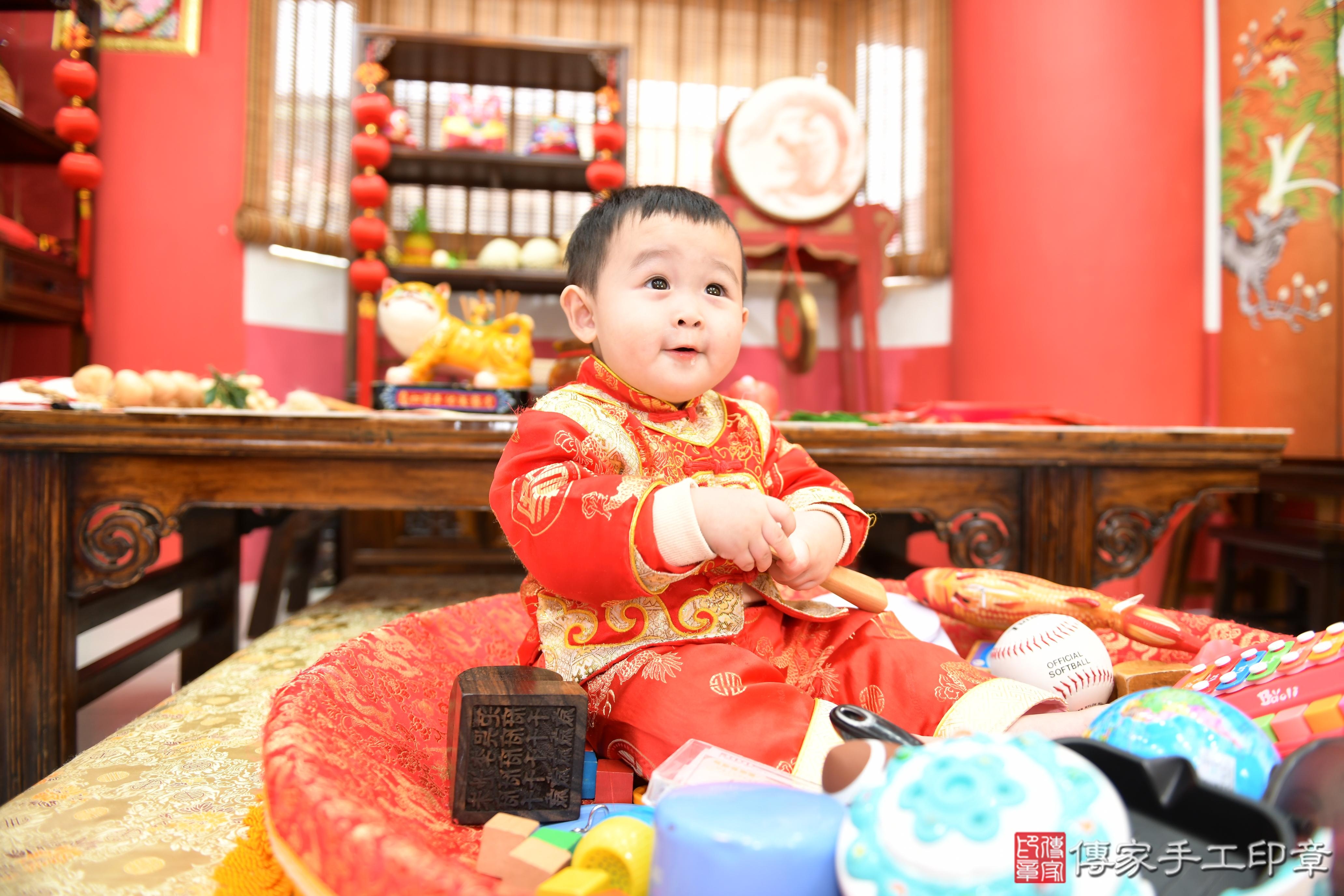 傳家手工印章高雄店、抓周、度脺、美式風會場、傳家嬰兒古禮、吉祥話、抓周道具物品24種、拍照。抓周證書。寶寶抓周、滿周歲、生日快樂、祝福