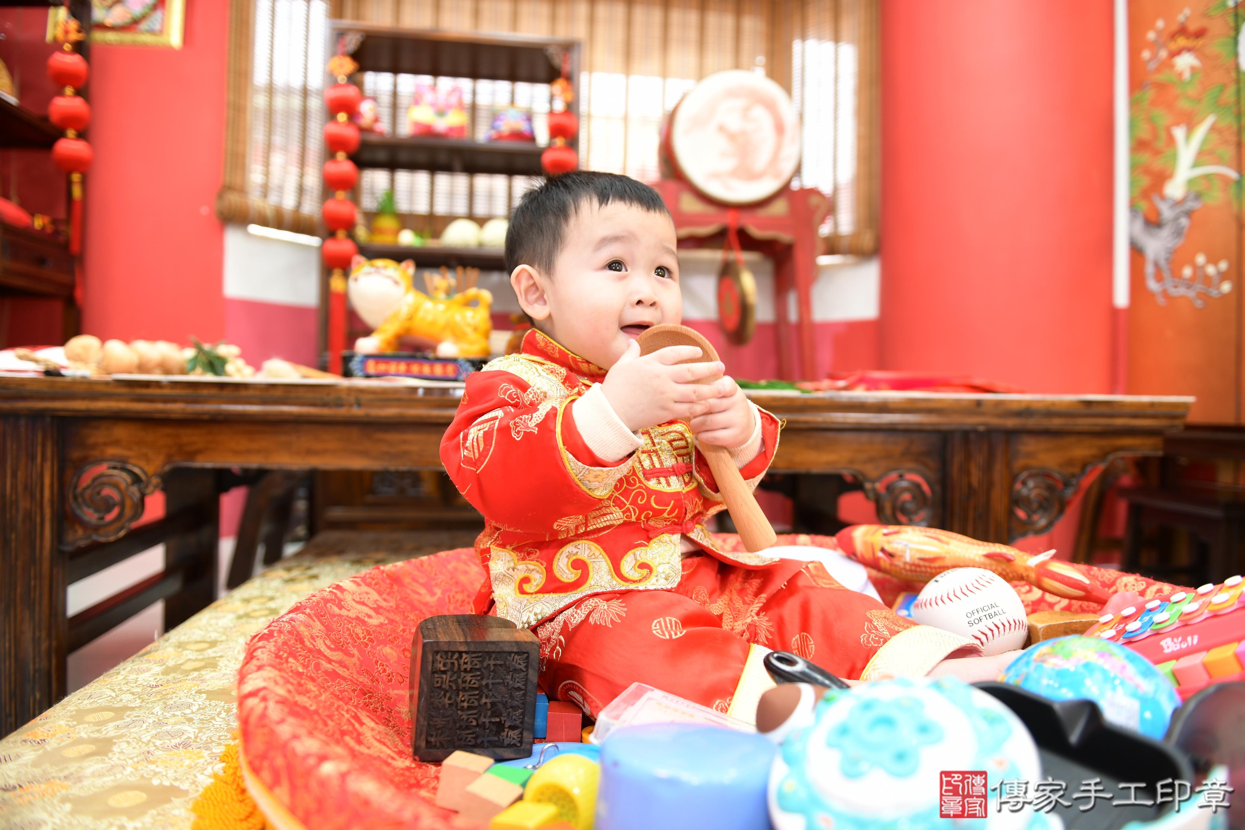 傳家手工印章高雄店、抓周、度脺、美式風會場、傳家嬰兒古禮、吉祥話、抓周道具物品24種、拍照。抓周證書。寶寶抓周、滿周歲、生日快樂、祝福