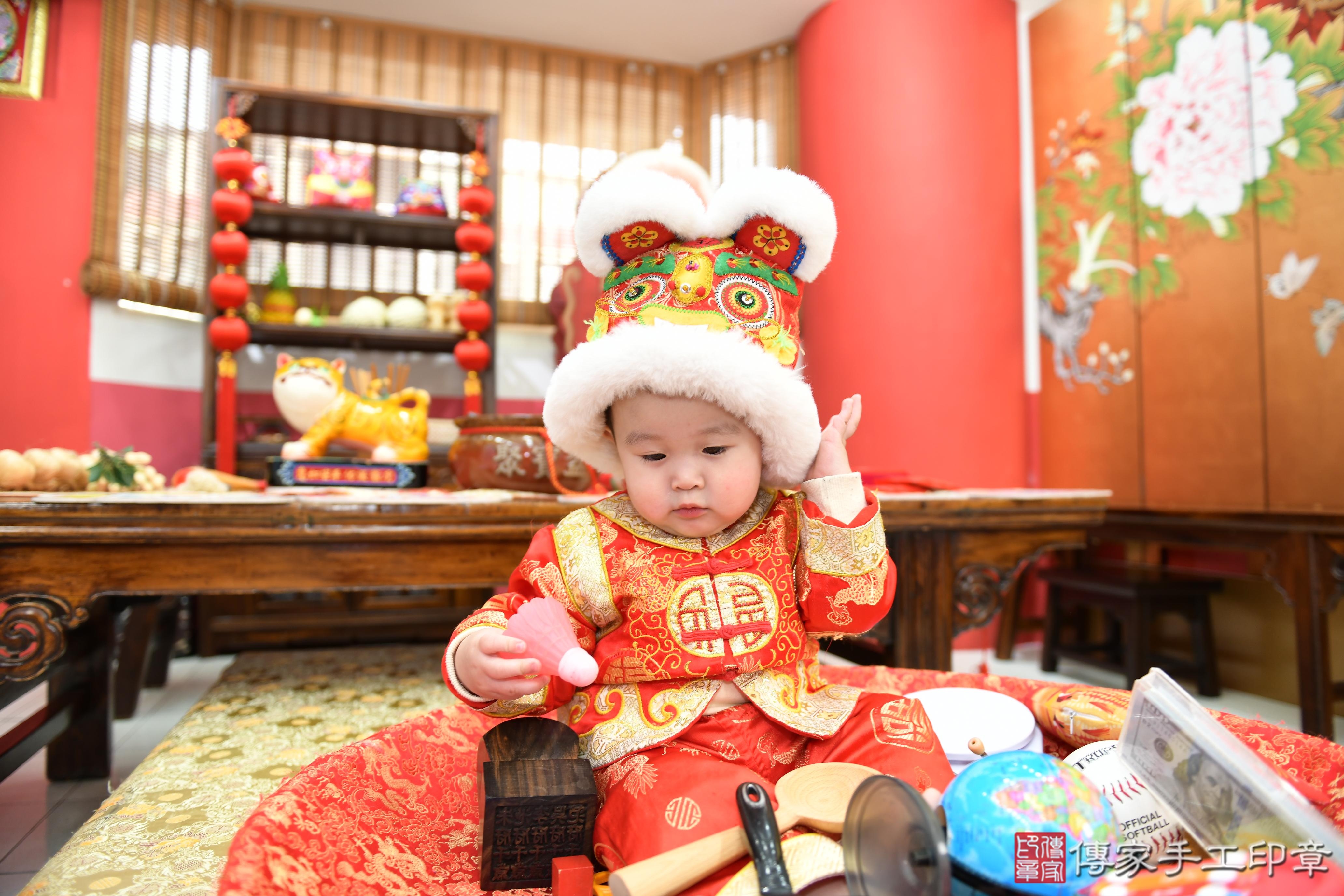 傳家手工印章高雄店、抓周、度脺、美式風會場、傳家嬰兒古禮、吉祥話、抓周道具物品24種、拍照。抓周證書。寶寶抓周、滿周歲、生日快樂、祝福