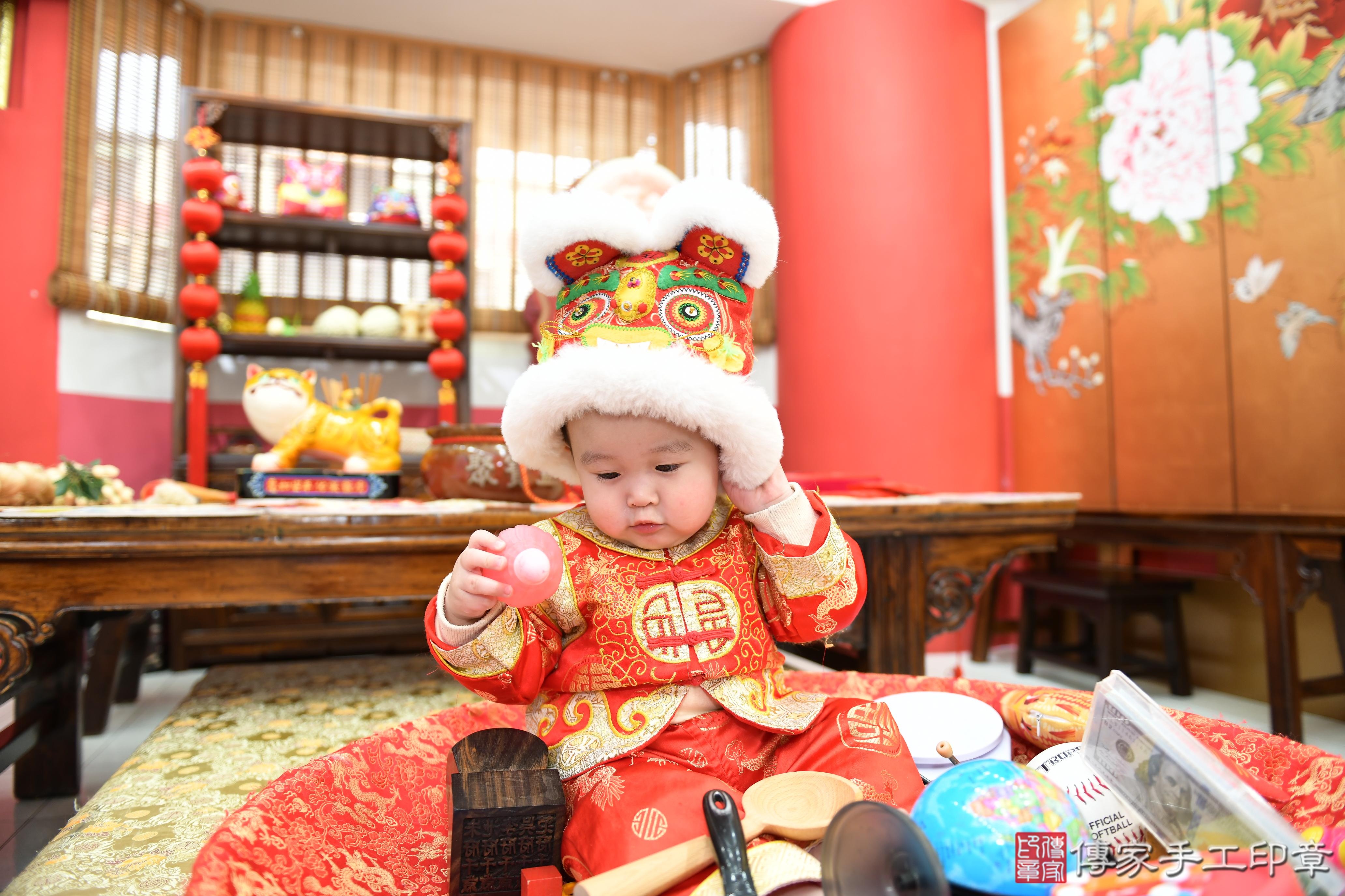 傳家手工印章高雄店、抓周、度脺、美式風會場、傳家嬰兒古禮、吉祥話、抓周道具物品24種、拍照。抓周證書。寶寶抓周、滿周歲、生日快樂、祝福