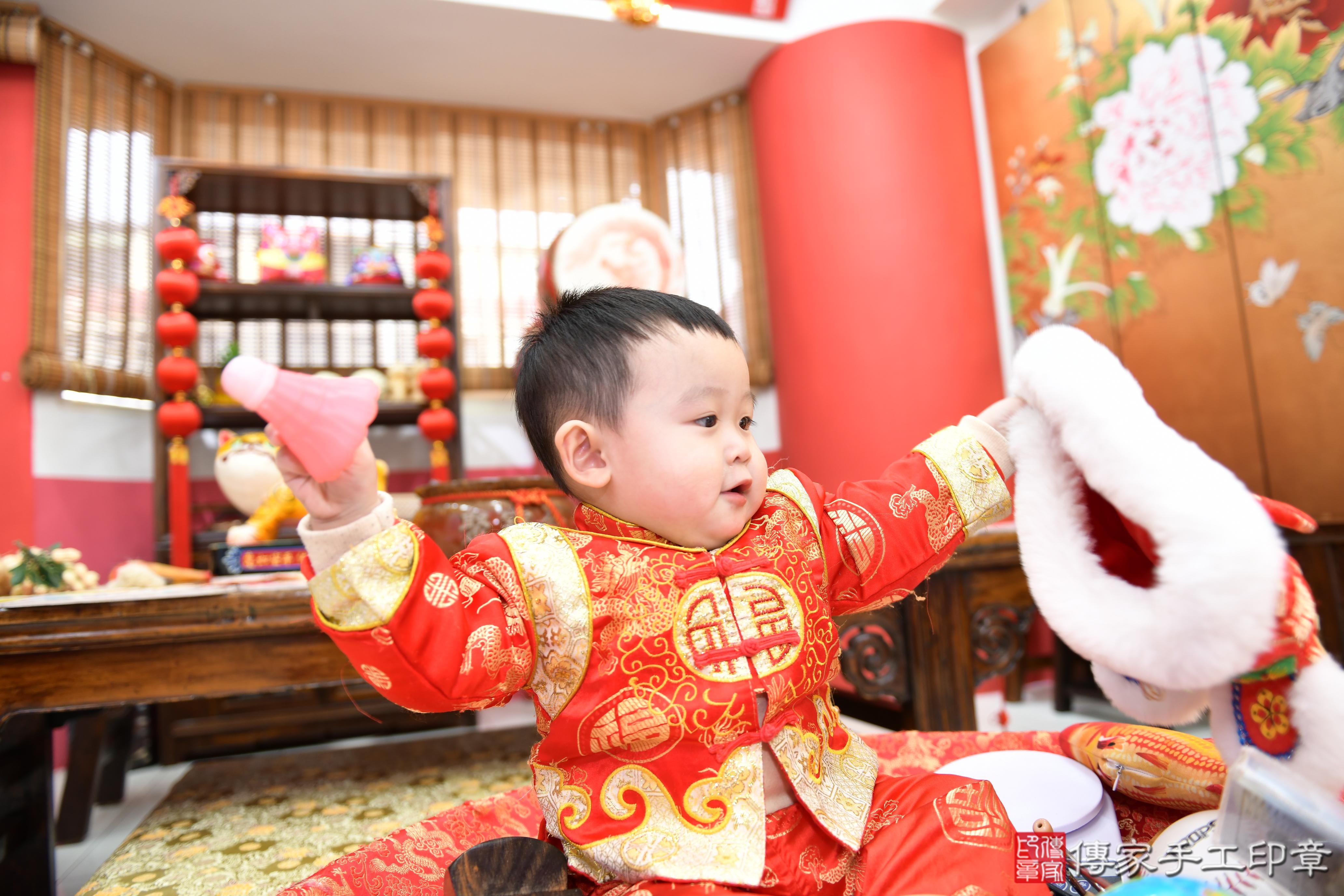 傳家手工印章高雄店、抓周、度脺、美式風會場、傳家嬰兒古禮、吉祥話、抓周道具物品24種、拍照。抓周證書。寶寶抓周、滿周歲、生日快樂、祝福