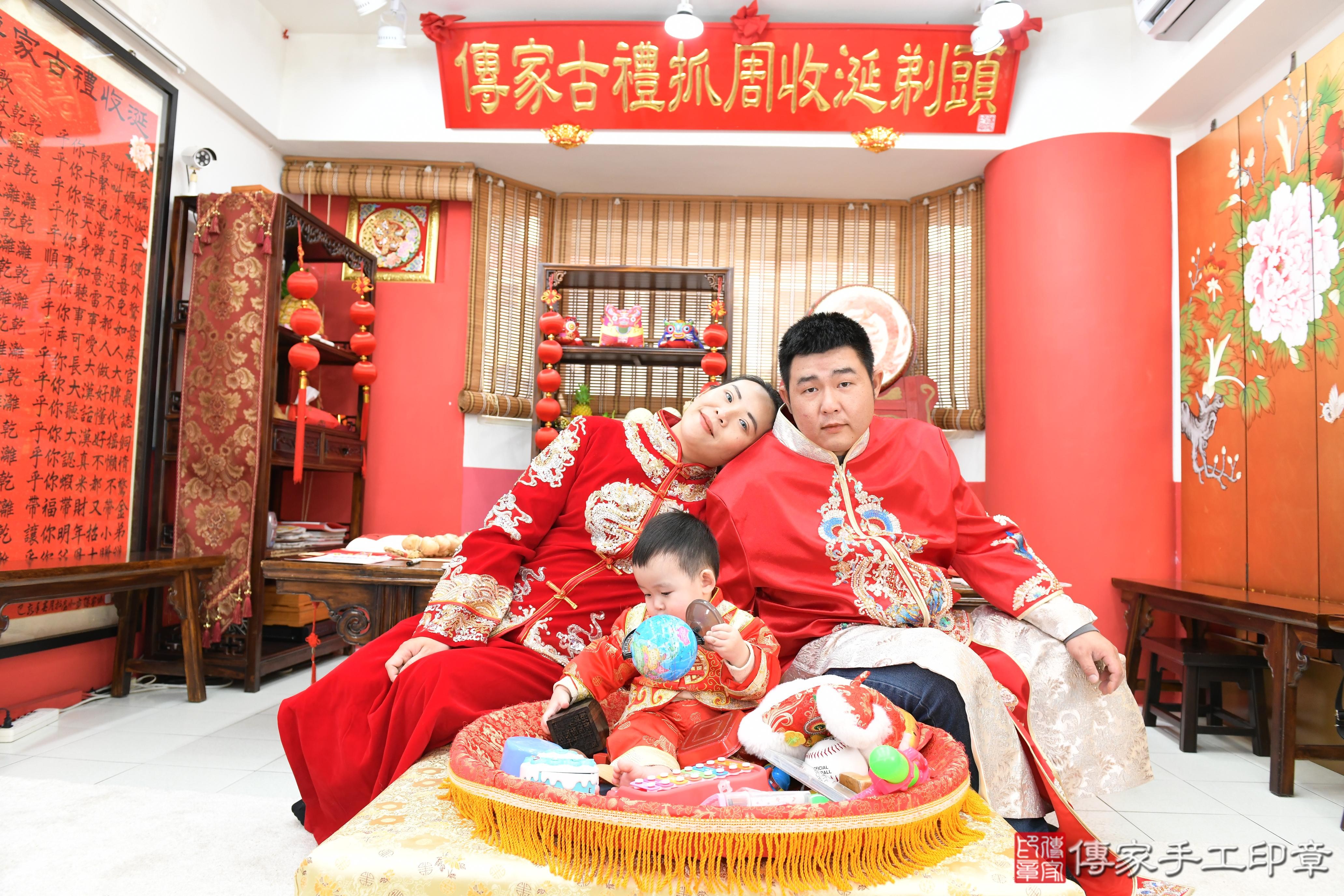 傳家手工印章高雄店、抓周、度脺、美式風會場、傳家嬰兒古禮、吉祥話、抓周道具物品24種、拍照。抓周證書。寶寶抓周、滿周歲、生日快樂、祝福