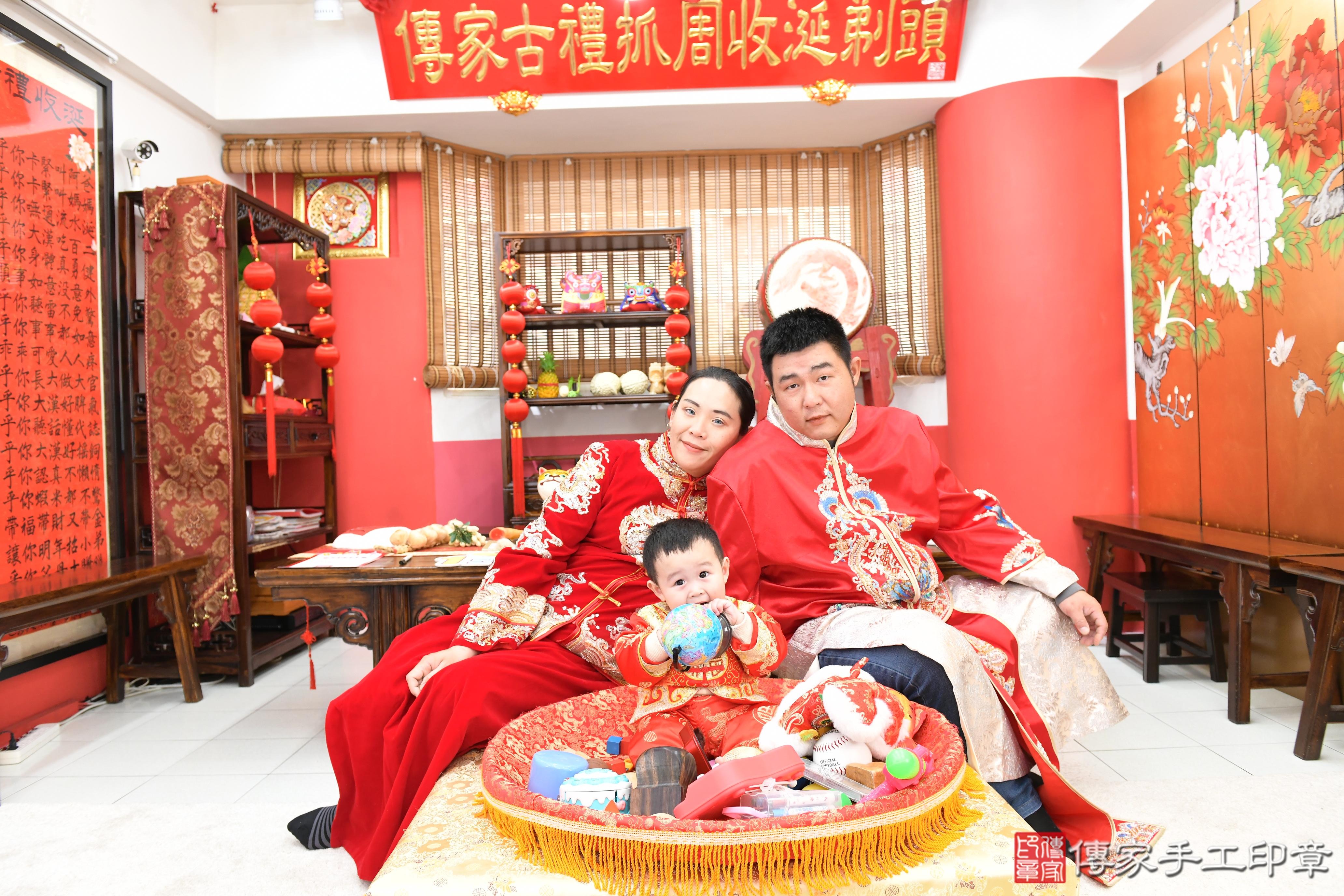 傳家手工印章高雄店、抓周、度脺、美式風會場、傳家嬰兒古禮、吉祥話、抓周道具物品24種、拍照。抓周證書。寶寶抓周、滿周歲、生日快樂、祝福