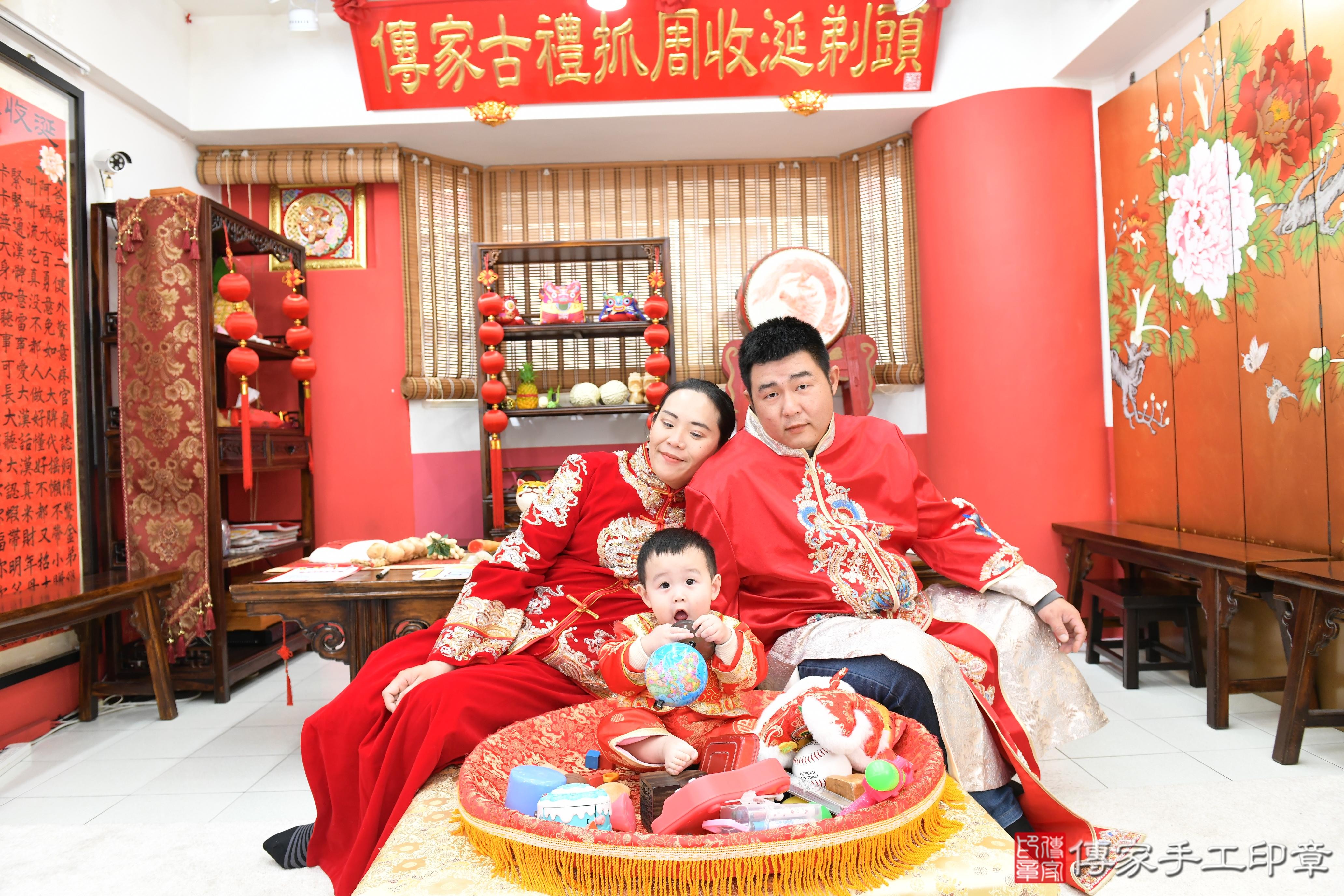 傳家手工印章高雄店、抓周、度脺、美式風會場、傳家嬰兒古禮、吉祥話、抓周道具物品24種、拍照。抓周證書。寶寶抓周、滿周歲、生日快樂、祝福