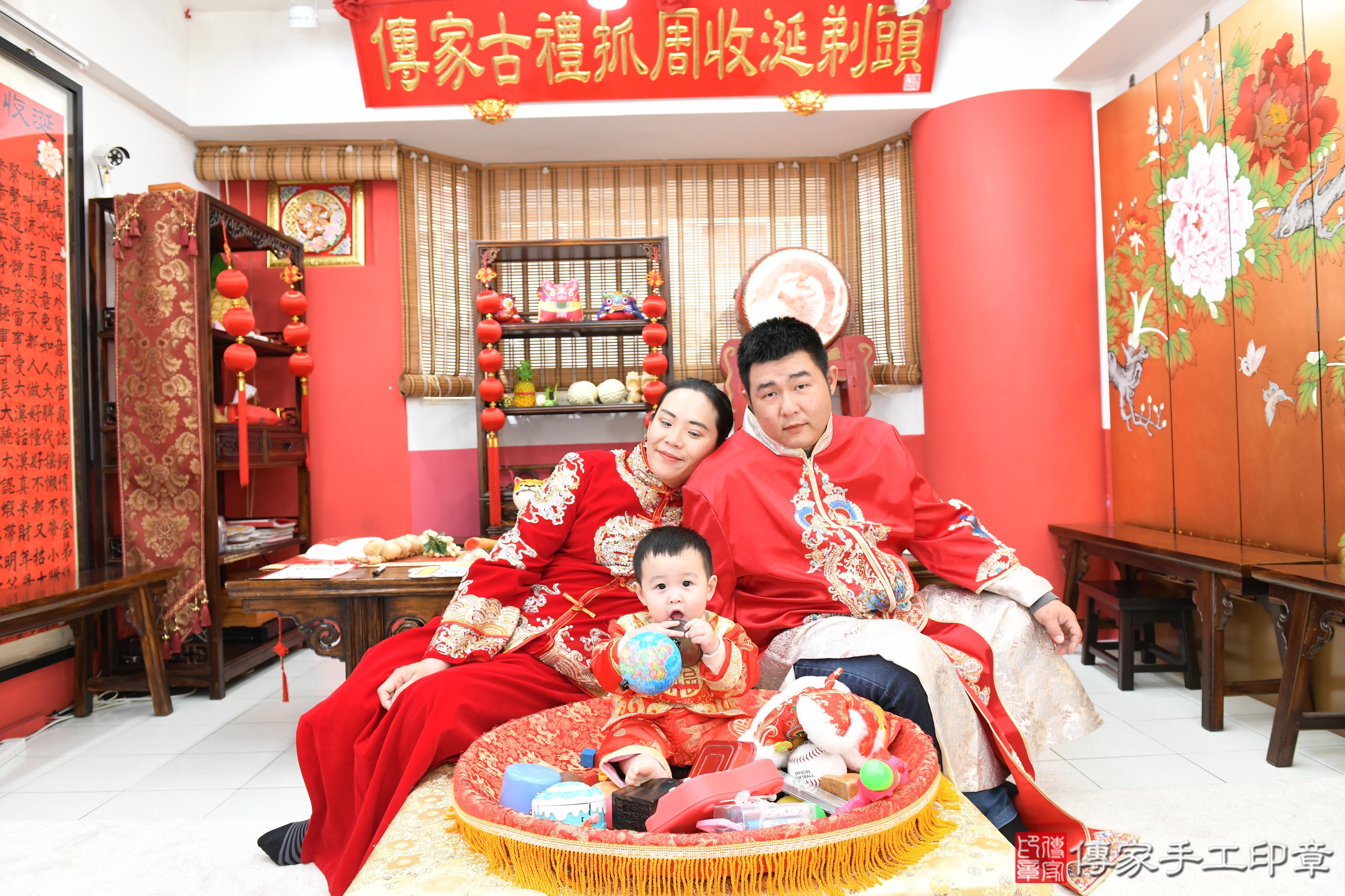 傳家手工印章高雄店、抓周、度脺、美式風會場、傳家嬰兒古禮、吉祥話、抓周道具物品24種、拍照。抓周證書。寶寶抓周、滿周歲、生日快樂、祝福