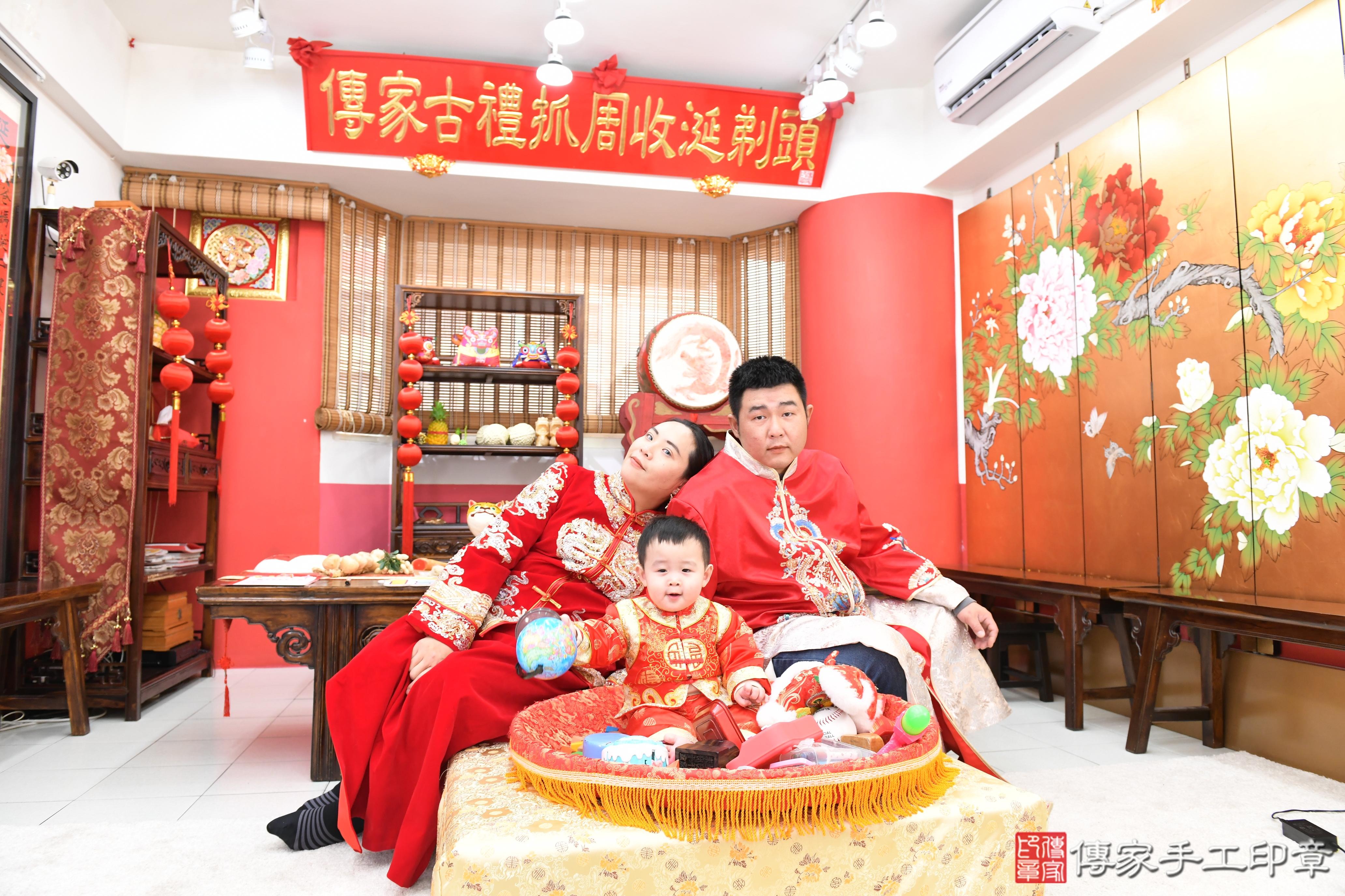 傳家手工印章高雄店、抓周、度脺、美式風會場、傳家嬰兒古禮、吉祥話、抓周道具物品24種、拍照。抓周證書。寶寶抓周、滿周歲、生日快樂、祝福