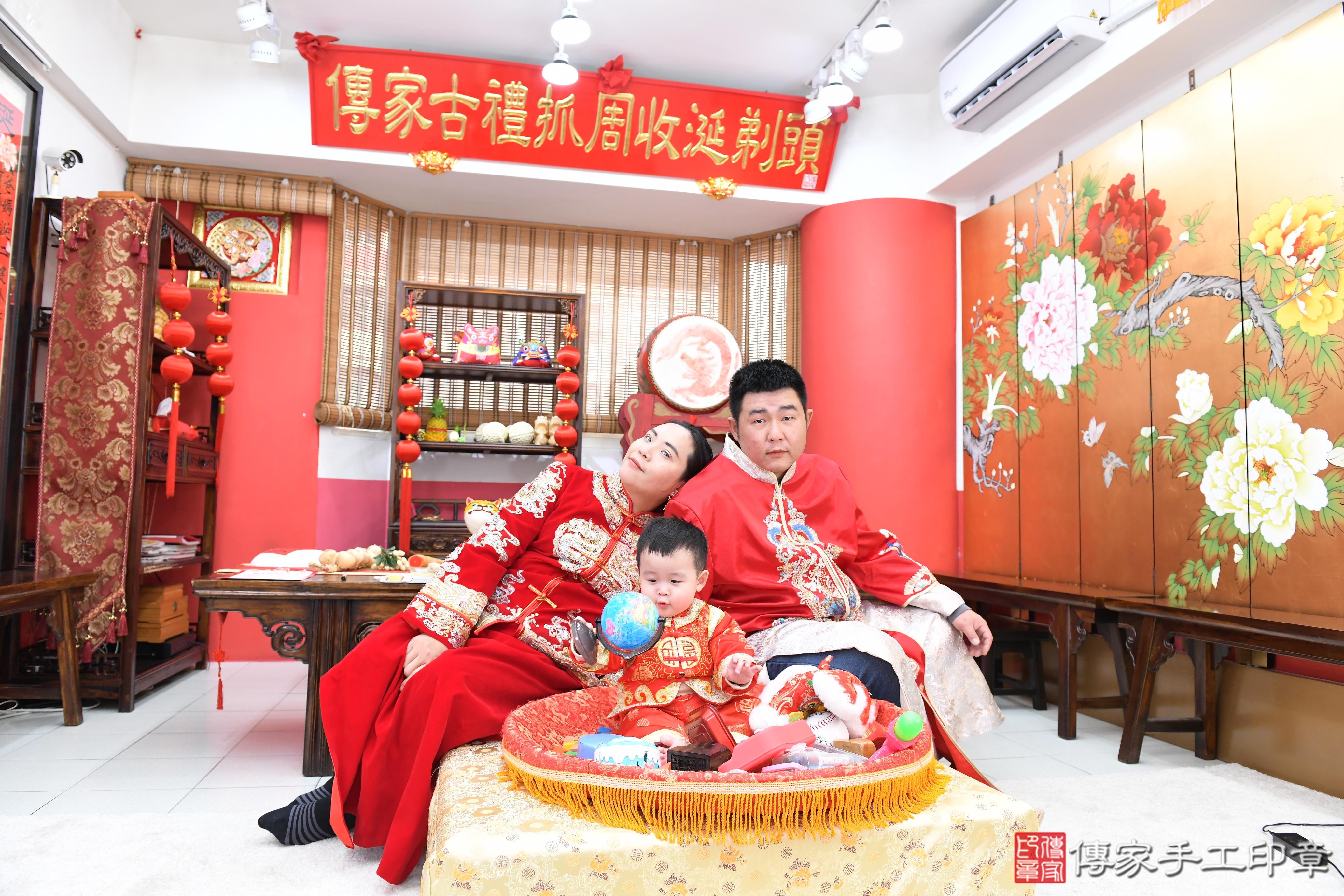 傳家手工印章高雄店、抓周、度脺、美式風會場、傳家嬰兒古禮、吉祥話、抓周道具物品24種、拍照。抓周證書。寶寶抓周、滿周歲、生日快樂、祝福