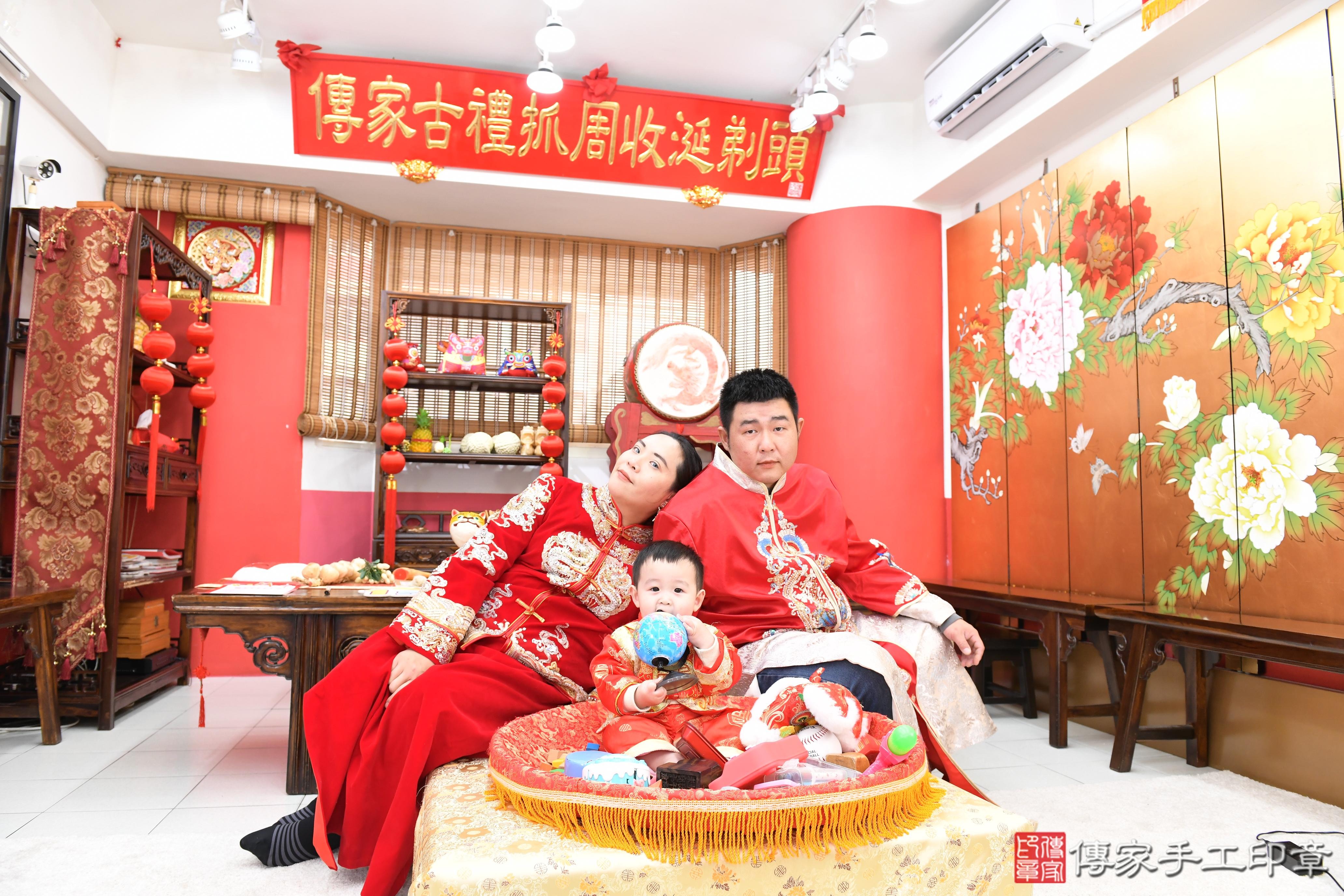 傳家手工印章高雄店、抓周、度脺、美式風會場、傳家嬰兒古禮、吉祥話、抓周道具物品24種、拍照。抓周證書。寶寶抓周、滿周歲、生日快樂、祝福