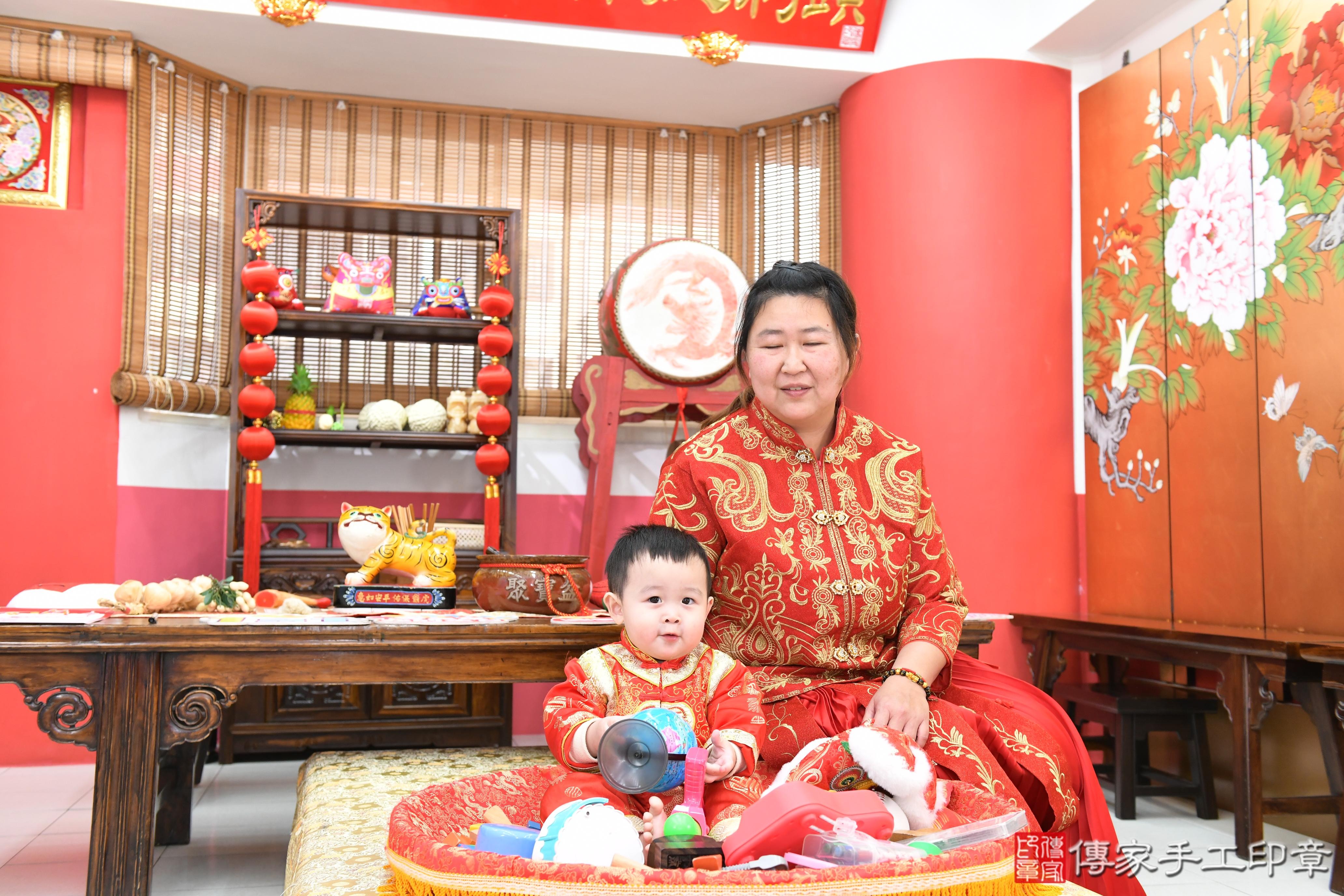 傳家手工印章高雄店、抓周、度脺、美式風會場、傳家嬰兒古禮、吉祥話、抓周道具物品24種、拍照。抓周證書。寶寶抓周、滿周歲、生日快樂、祝福