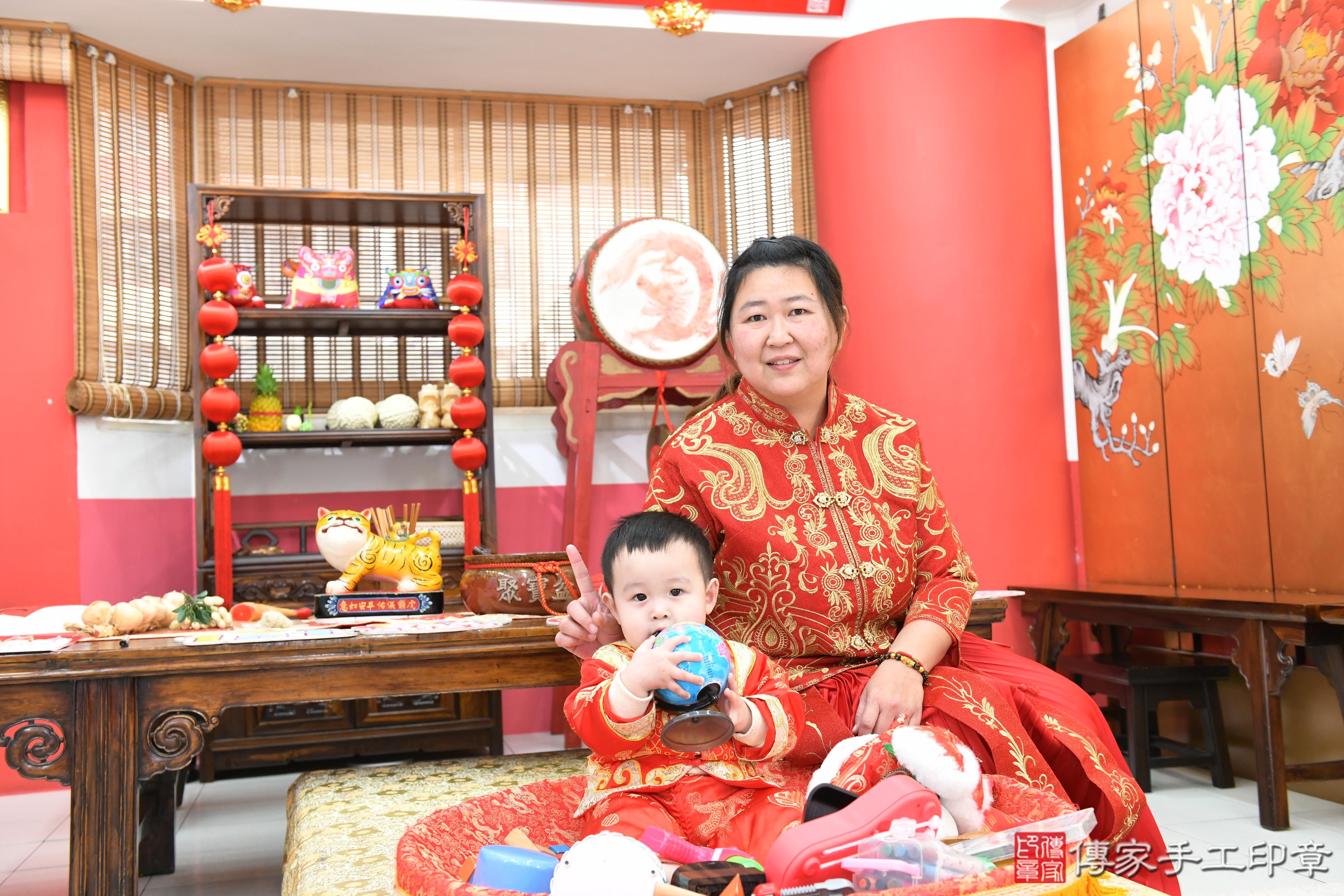 傳家手工印章高雄店、抓周、度脺、美式風會場、傳家嬰兒古禮、吉祥話、抓周道具物品24種、拍照。抓周證書。寶寶抓周、滿周歲、生日快樂、祝福