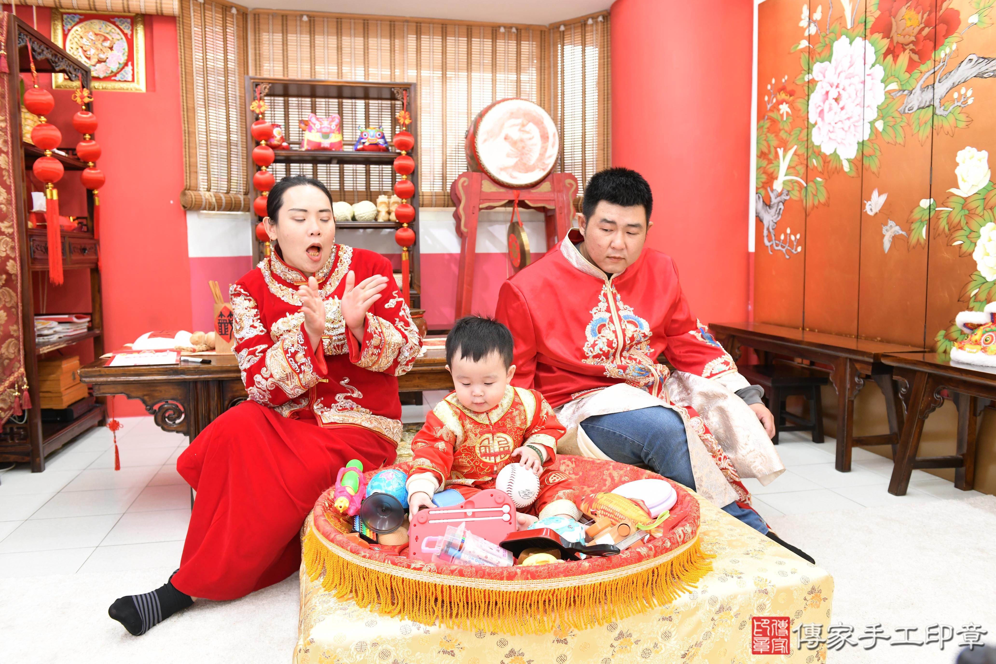 傳家手工印章高雄店、抓周、度脺、美式風會場、傳家嬰兒古禮、吉祥話、抓周道具物品24種、拍照。抓周證書。寶寶抓周、滿周歲、生日快樂、祝福