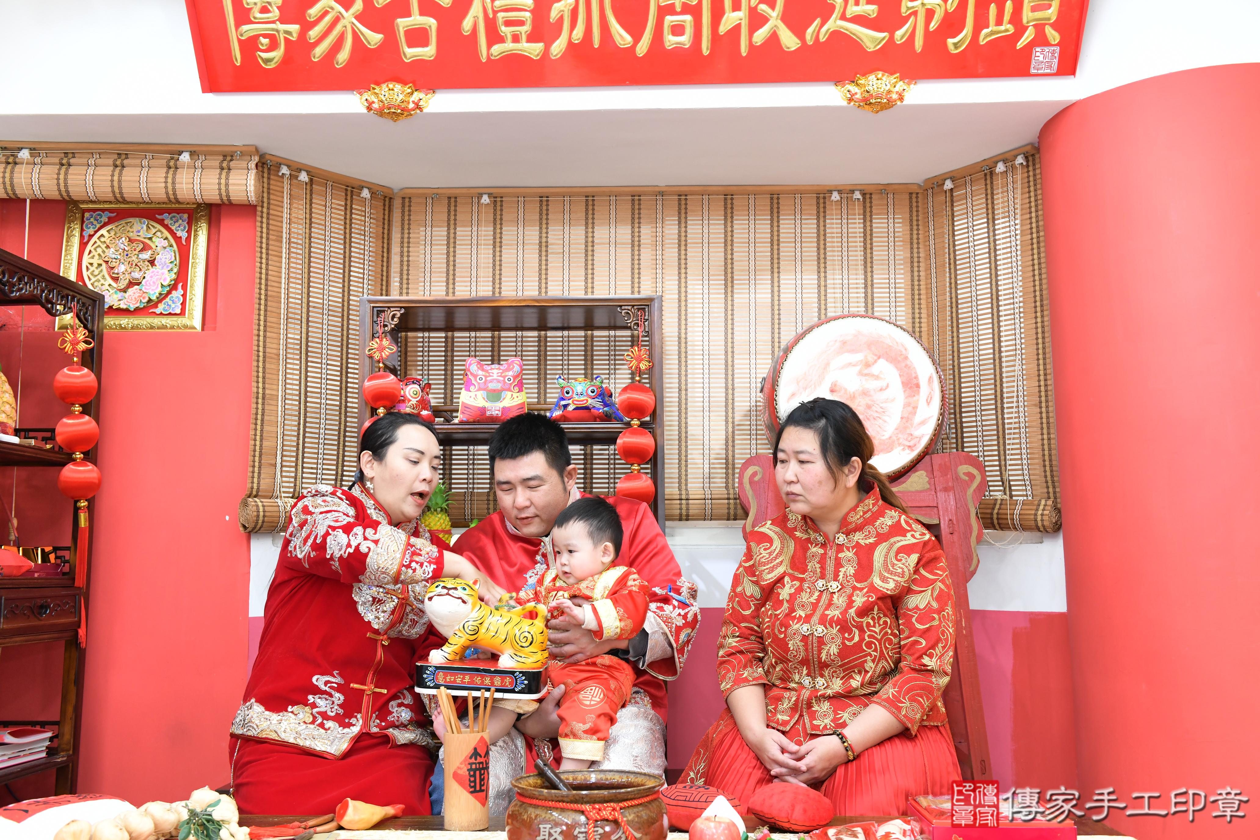 傳家手工印章高雄店、抓周、度脺、美式風會場、傳家嬰兒古禮、吉祥話、抓周道具物品24種、拍照。抓周證書。寶寶抓周、滿周歲、生日快樂、祝福