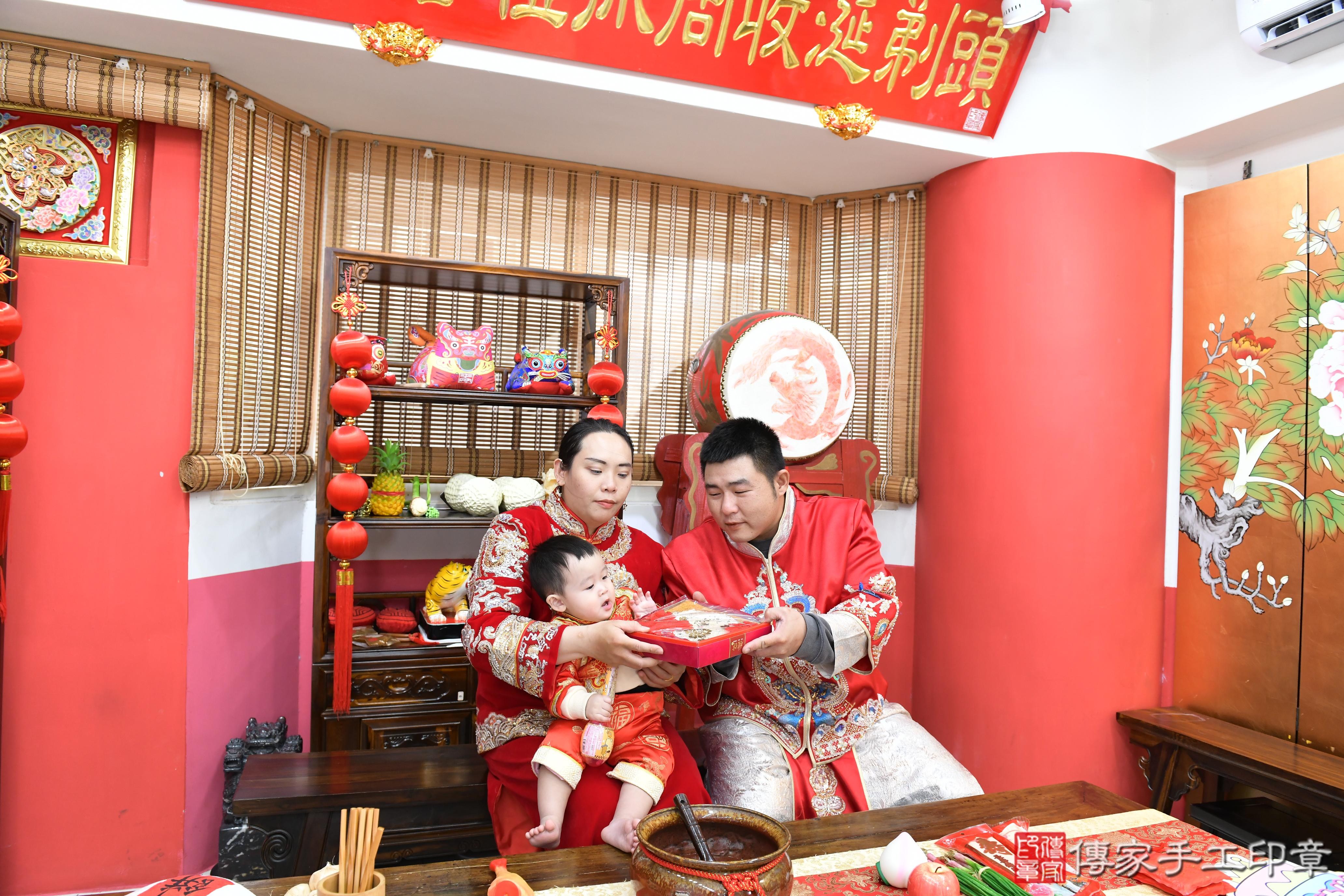 傳家手工印章高雄店、抓周、度脺、美式風會場、傳家嬰兒古禮、吉祥話、抓周道具物品24種、拍照。抓周證書。寶寶抓周、滿周歲、生日快樂、祝福