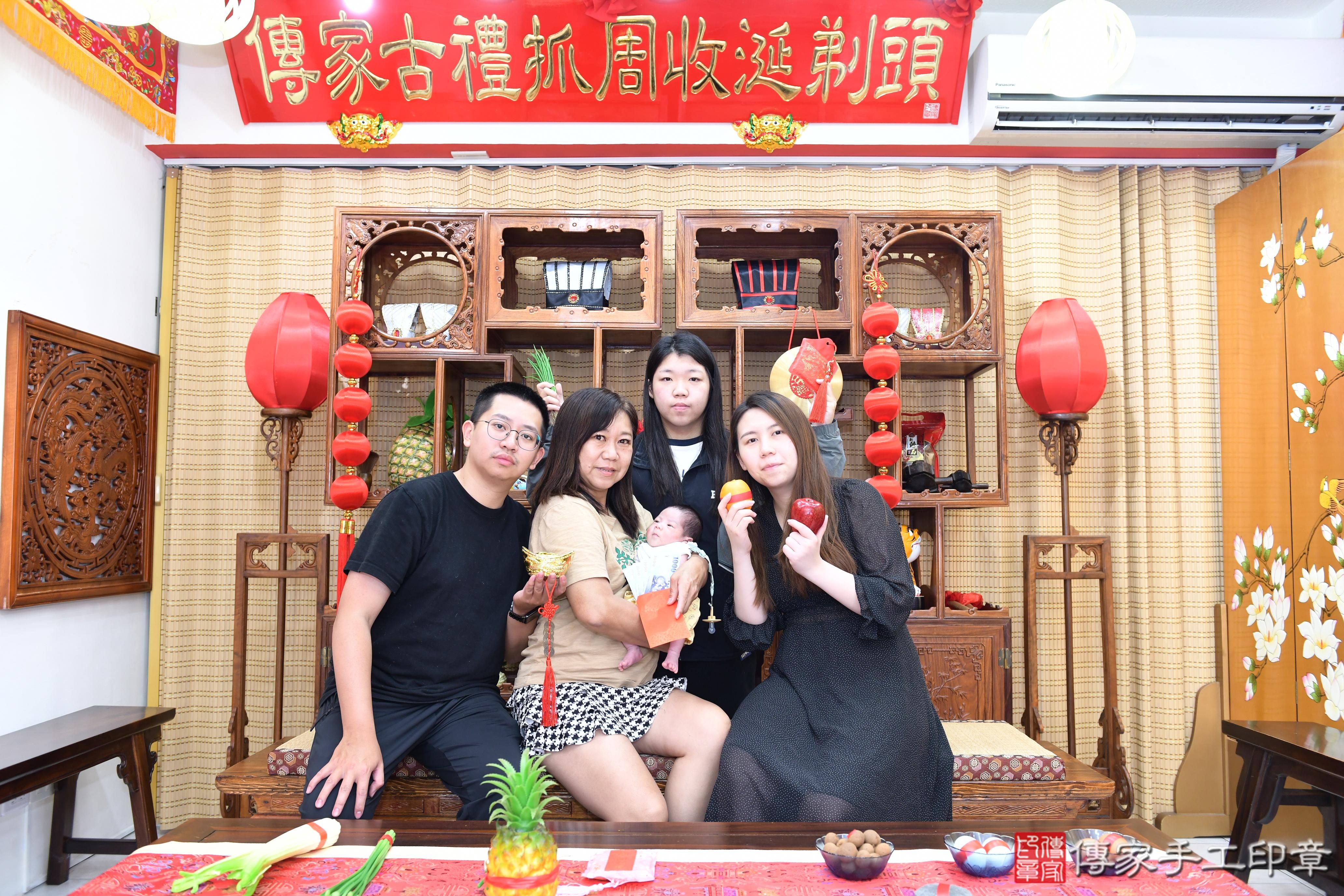 傳家手工印章台南店、抓周、度脺、美式風會場、傳家嬰兒古禮、吉祥話、抓周道具物品24種、拍照。抓周證書。寶寶抓周、滿周歲、生日快樂、祝福