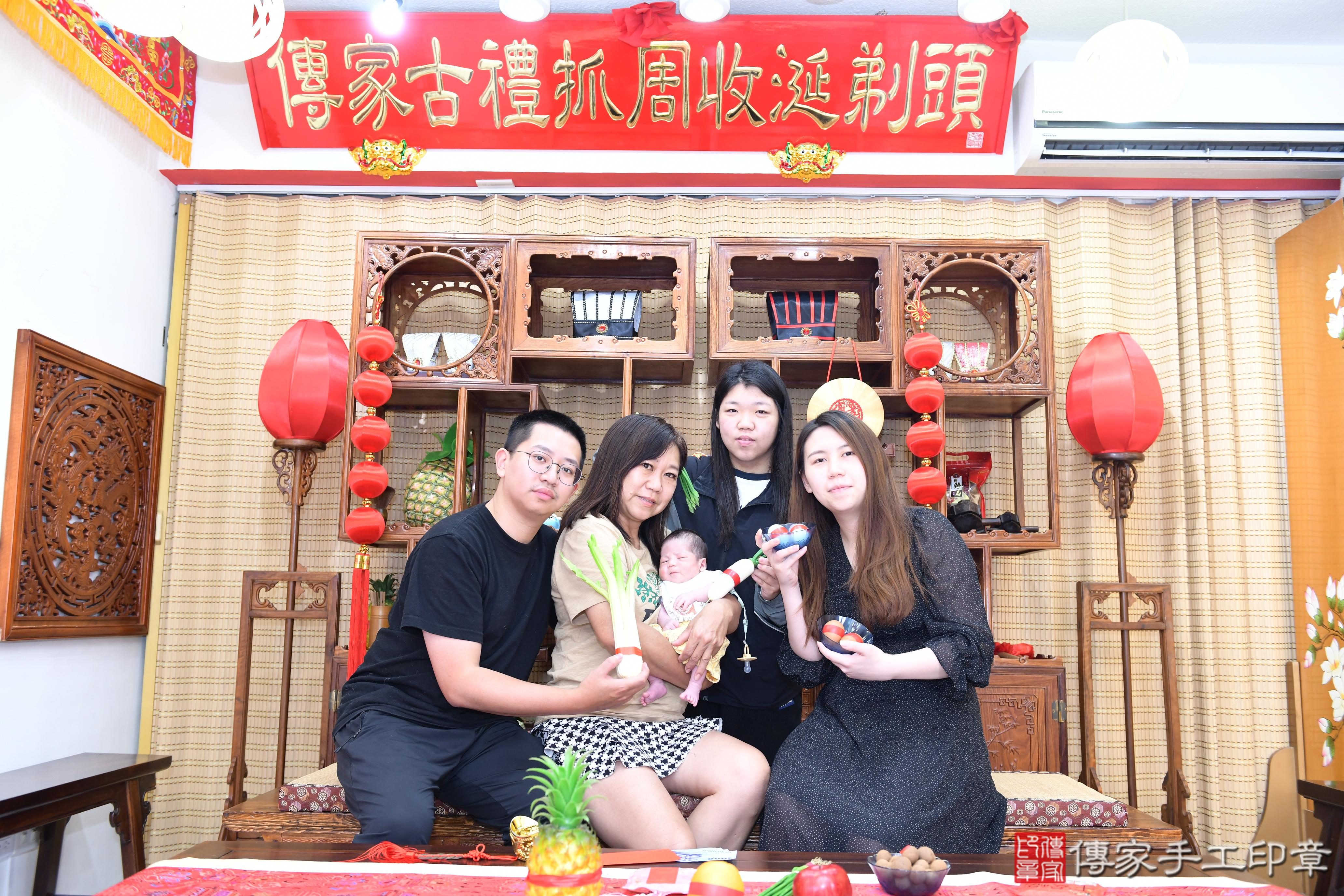 傳家手工印章台南店、抓周、度脺、美式風會場、傳家嬰兒古禮、吉祥話、抓周道具物品24種、拍照。抓周證書。寶寶抓周、滿周歲、生日快樂、祝福
