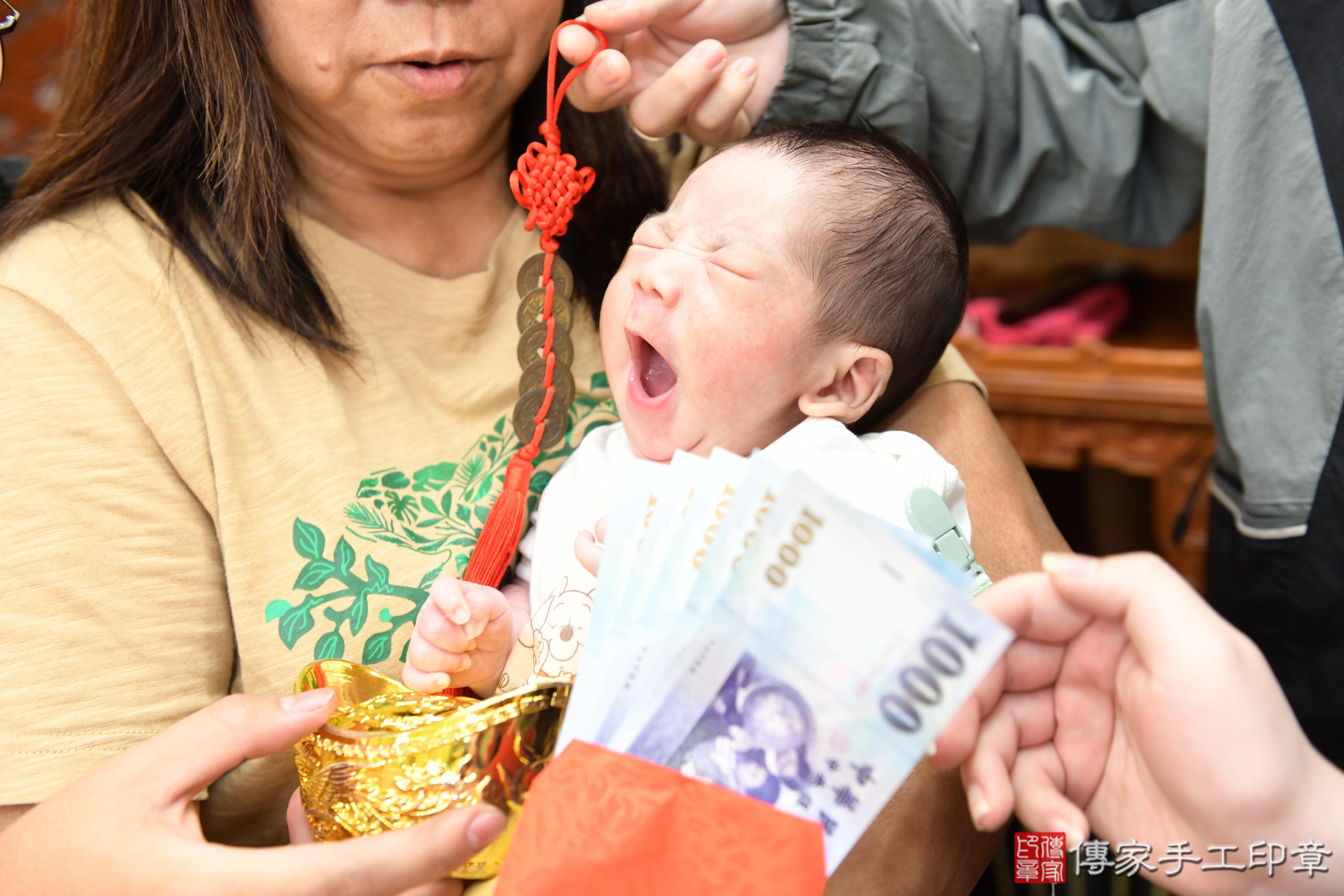 傳家手工印章台南店、抓周、度脺、美式風會場、傳家嬰兒古禮、吉祥話、抓周道具物品24種、拍照。抓周證書。寶寶抓周、滿周歲、生日快樂、祝福