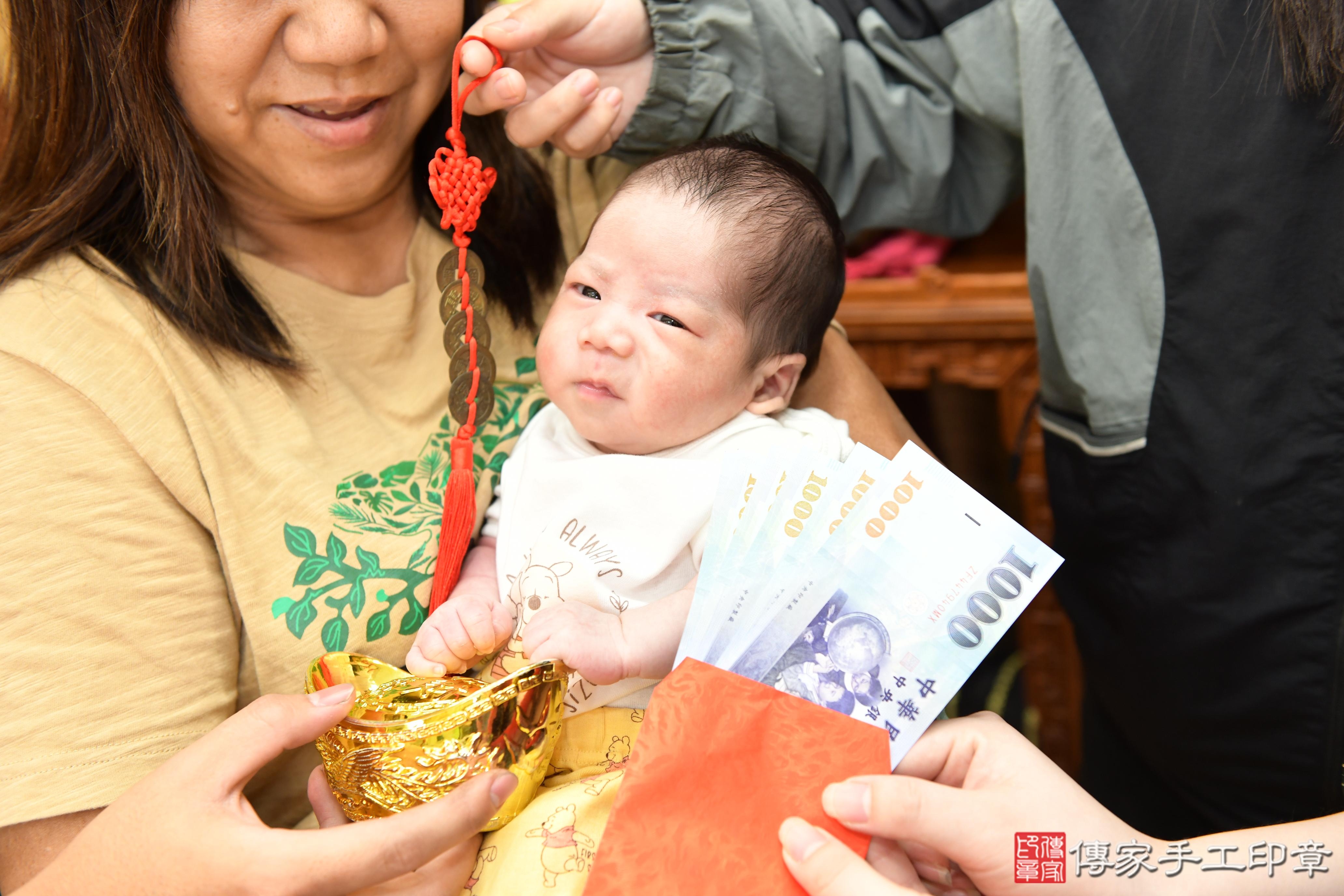 傳家手工印章台南店、抓周、度脺、美式風會場、傳家嬰兒古禮、吉祥話、抓周道具物品24種、拍照。抓周證書。寶寶抓周、滿周歲、生日快樂、祝福
