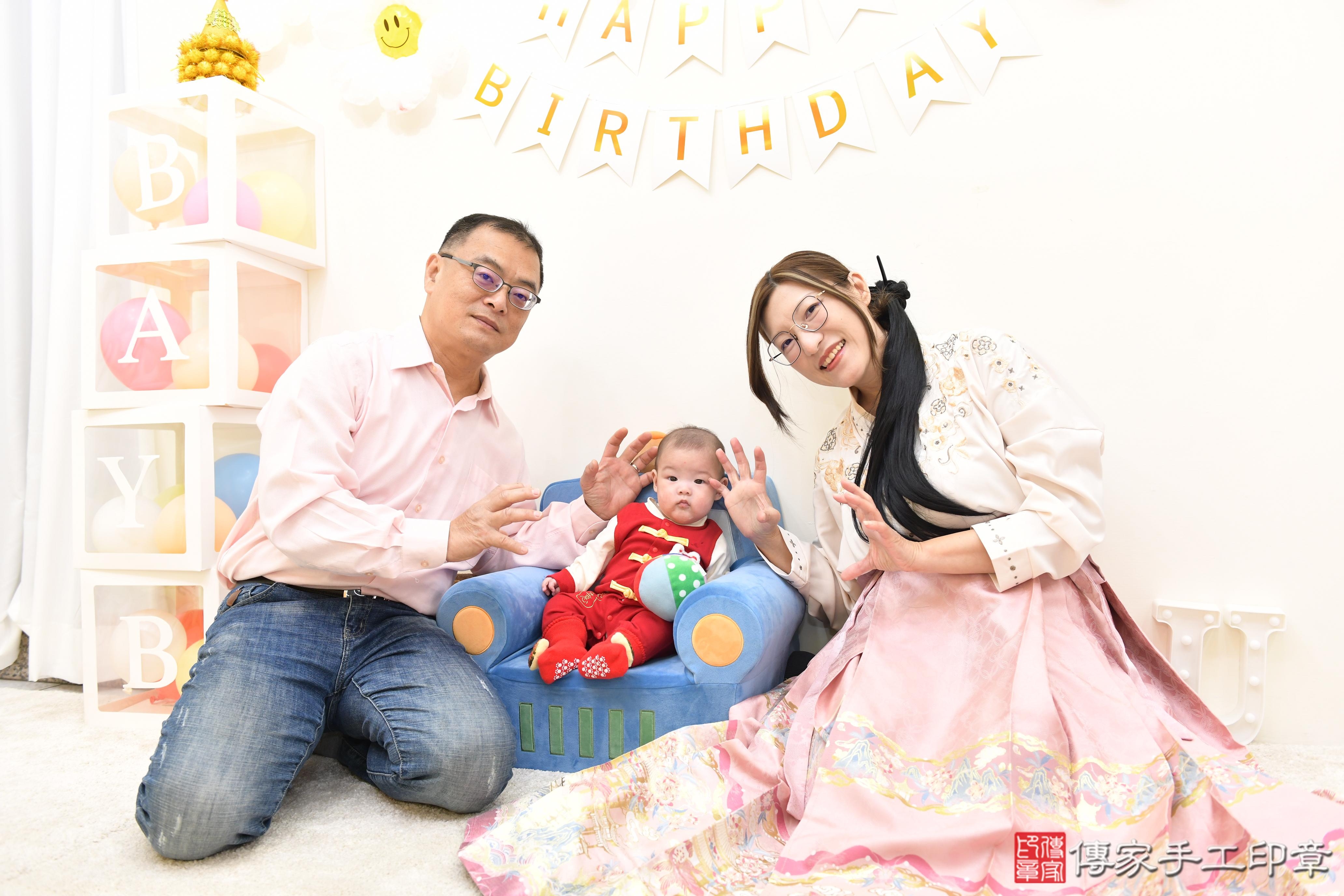 傳家手工印章台南店、抓周、度脺、美式風會場、傳家嬰兒古禮、吉祥話、抓周道具物品24種、拍照。抓周證書。寶寶抓周、滿周歲、生日快樂、祝福