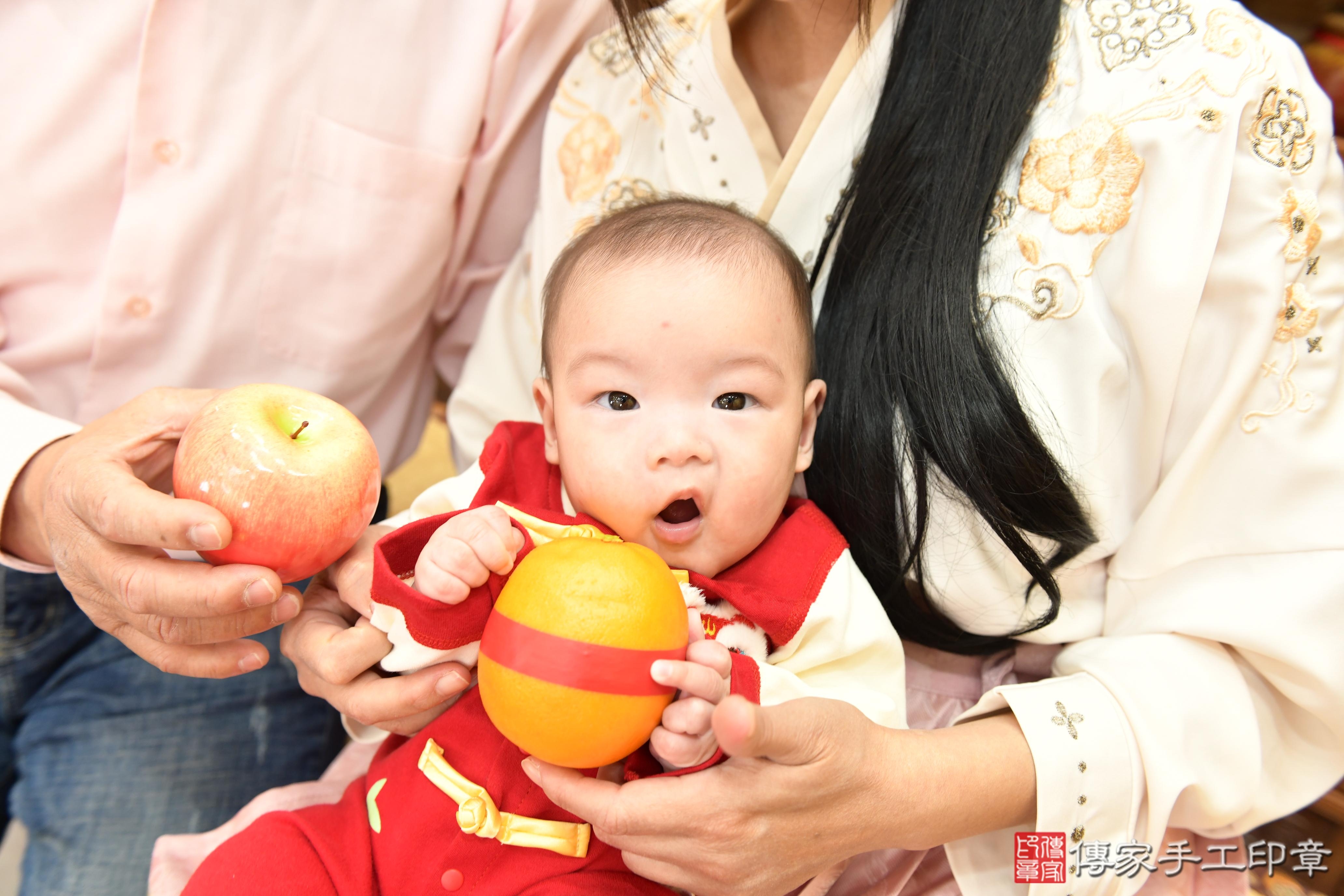 傳家手工印章台南店、抓周、度脺、美式風會場、傳家嬰兒古禮、吉祥話、抓周道具物品24種、拍照。抓周證書。寶寶抓周、滿周歲、生日快樂、祝福