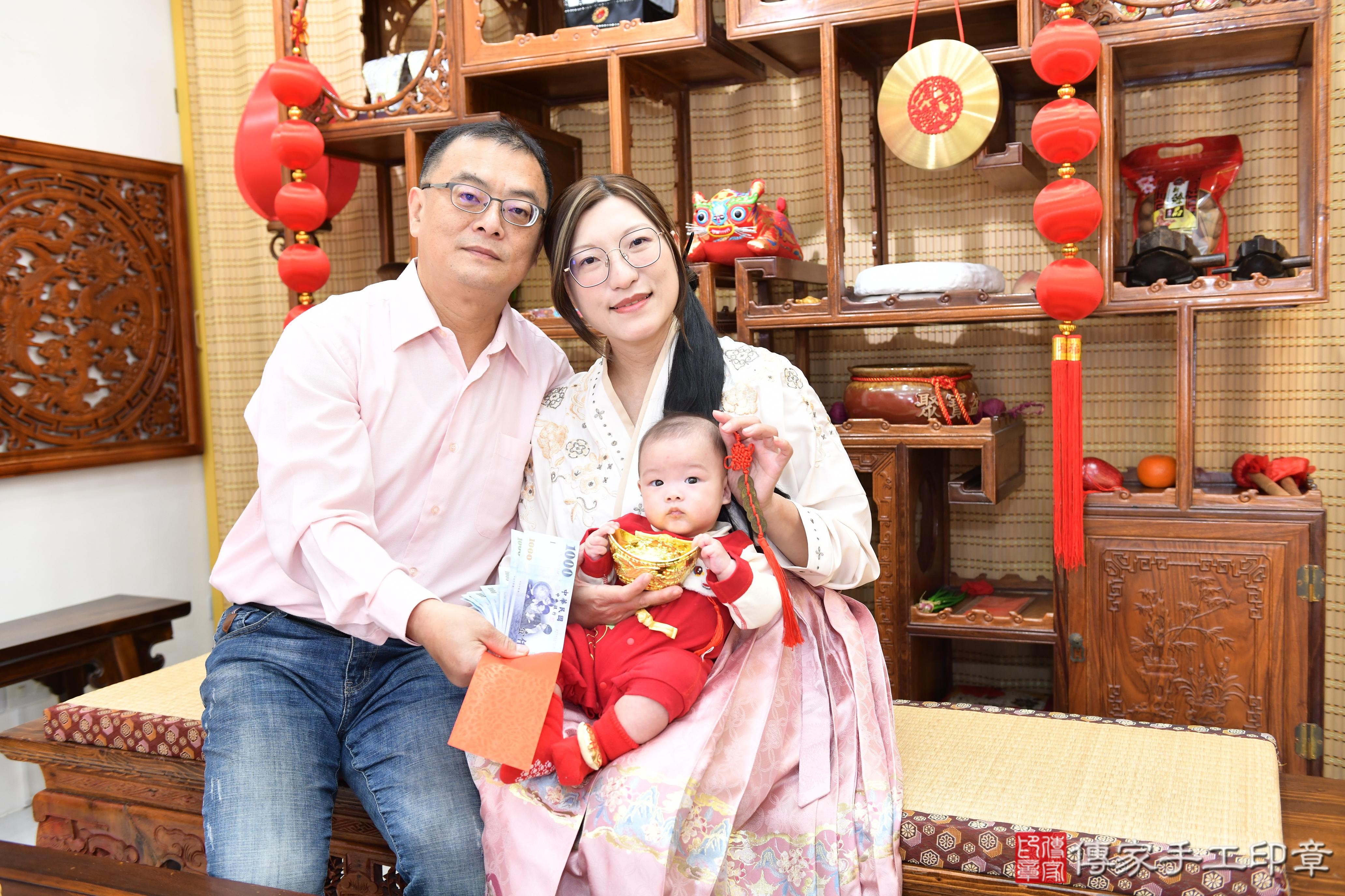 傳家手工印章台南店、抓周、度脺、美式風會場、傳家嬰兒古禮、吉祥話、抓周道具物品24種、拍照。抓周證書。寶寶抓周、滿周歲、生日快樂、祝福