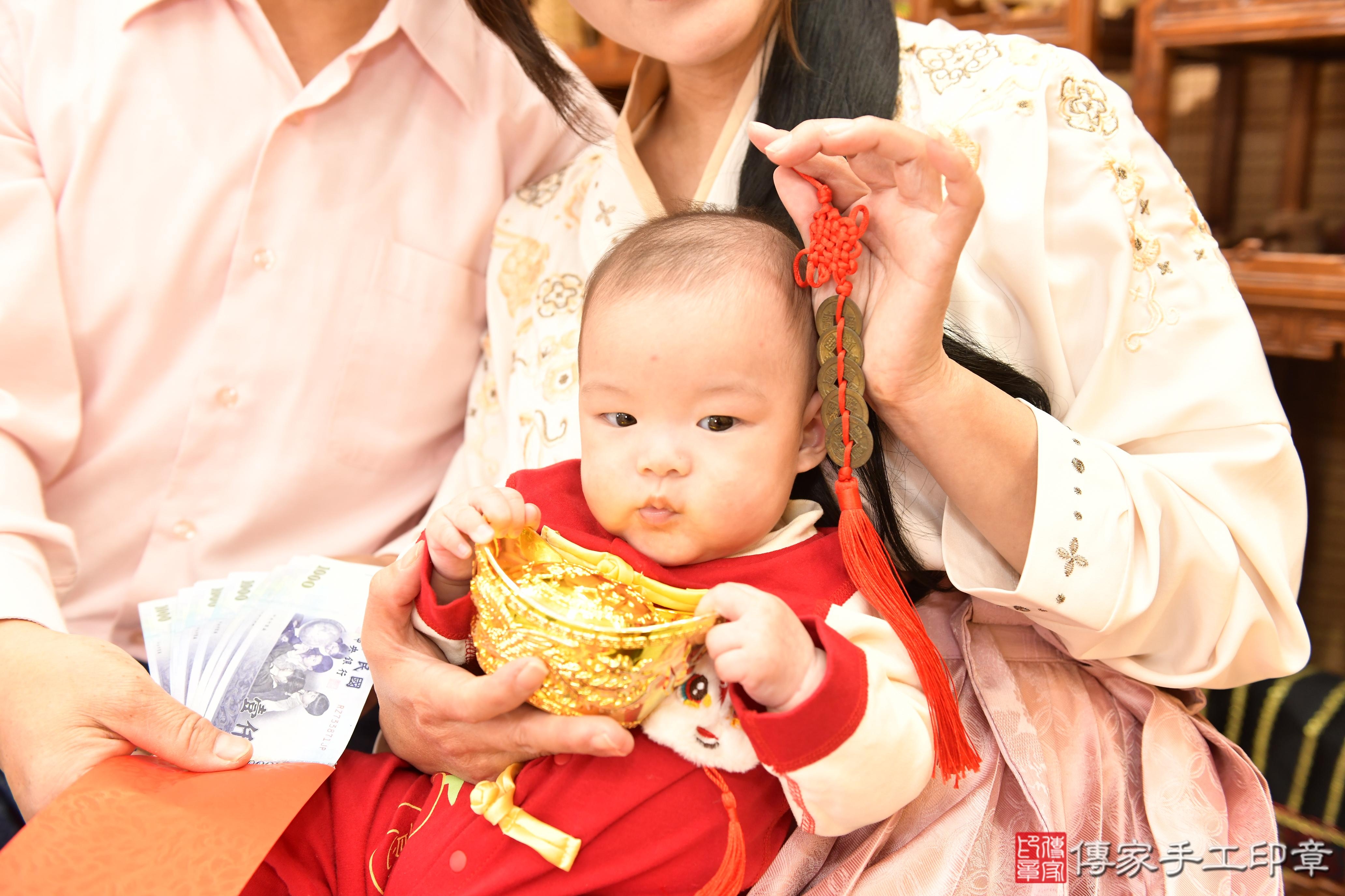 傳家手工印章台南店、抓周、度脺、美式風會場、傳家嬰兒古禮、吉祥話、抓周道具物品24種、拍照。抓周證書。寶寶抓周、滿周歲、生日快樂、祝福