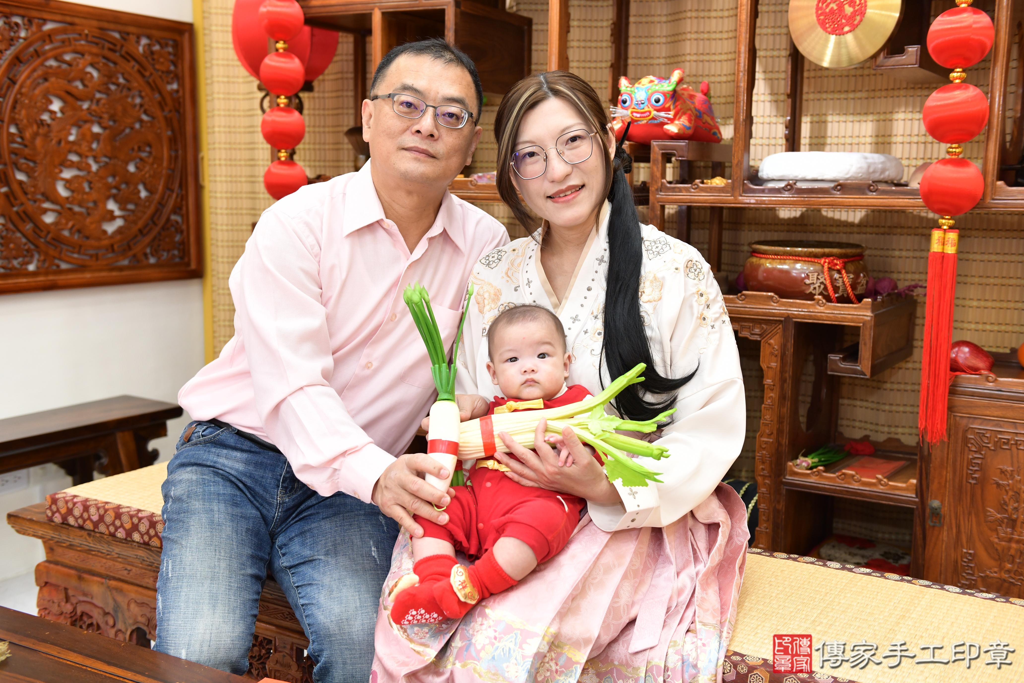 傳家手工印章台南店、抓周、度脺、美式風會場、傳家嬰兒古禮、吉祥話、抓周道具物品24種、拍照。抓周證書。寶寶抓周、滿周歲、生日快樂、祝福