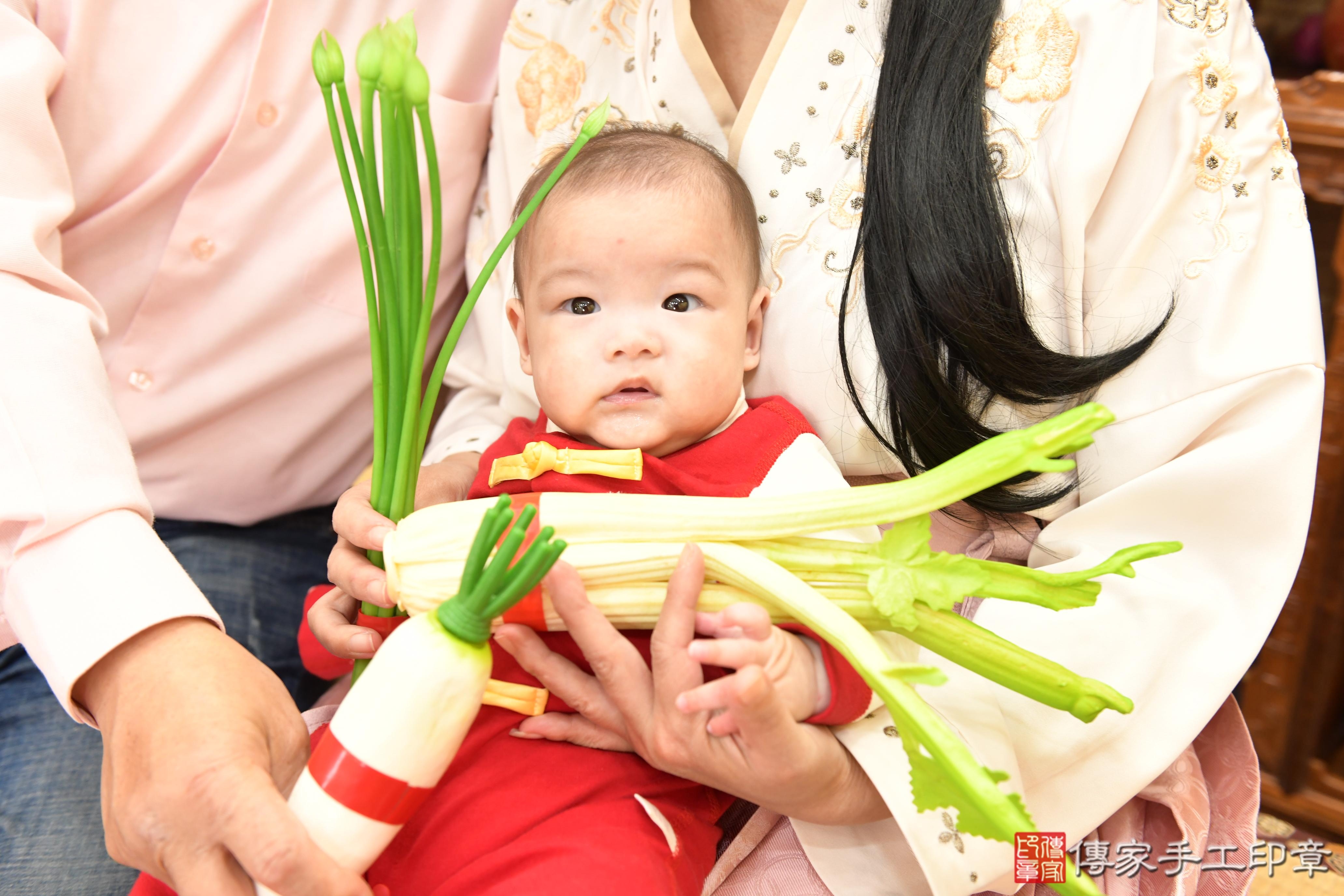 傳家手工印章台南店、抓周、度脺、美式風會場、傳家嬰兒古禮、吉祥話、抓周道具物品24種、拍照。抓周證書。寶寶抓周、滿周歲、生日快樂、祝福