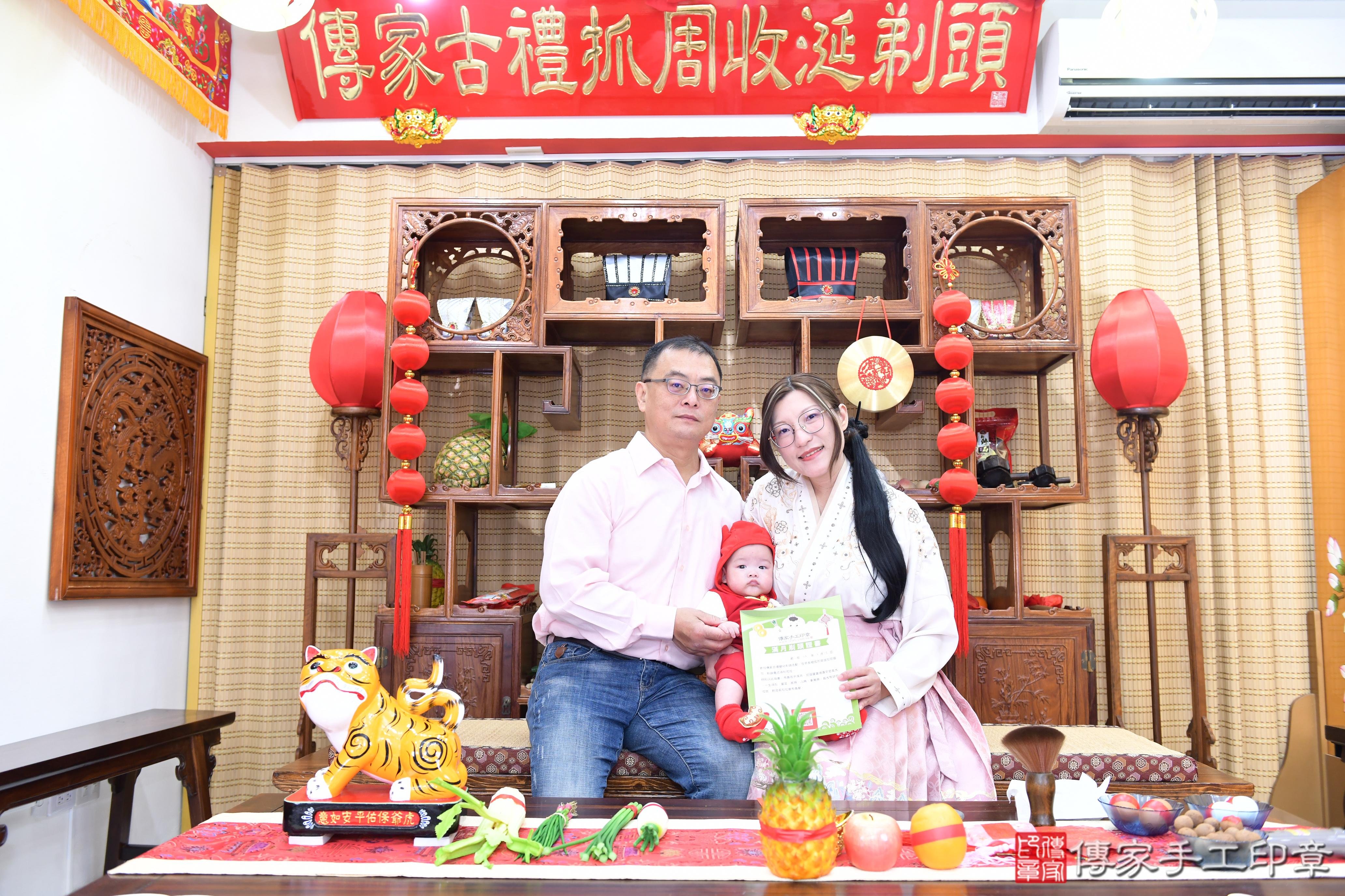 傳家手工印章台南店、抓周、度脺、美式風會場、傳家嬰兒古禮、吉祥話、抓周道具物品24種、拍照。抓周證書。寶寶抓周、滿周歲、生日快樂、祝福