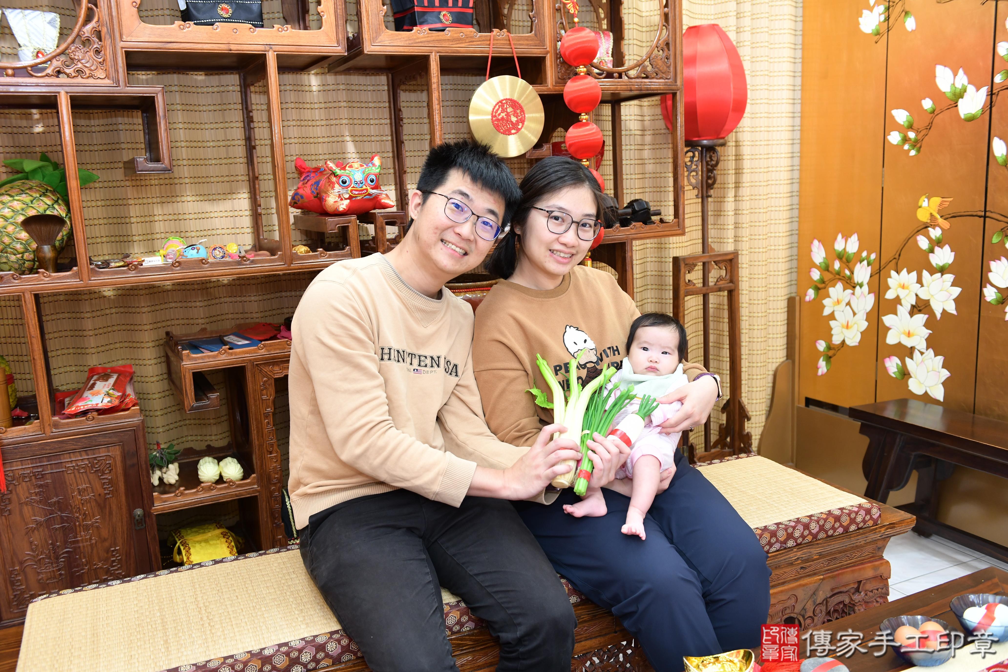 傳家手工印章台南店、抓周、度脺、美式風會場、傳家嬰兒古禮、吉祥話、抓周道具物品24種、拍照。抓周證書。寶寶抓周、滿周歲、生日快樂、祝福