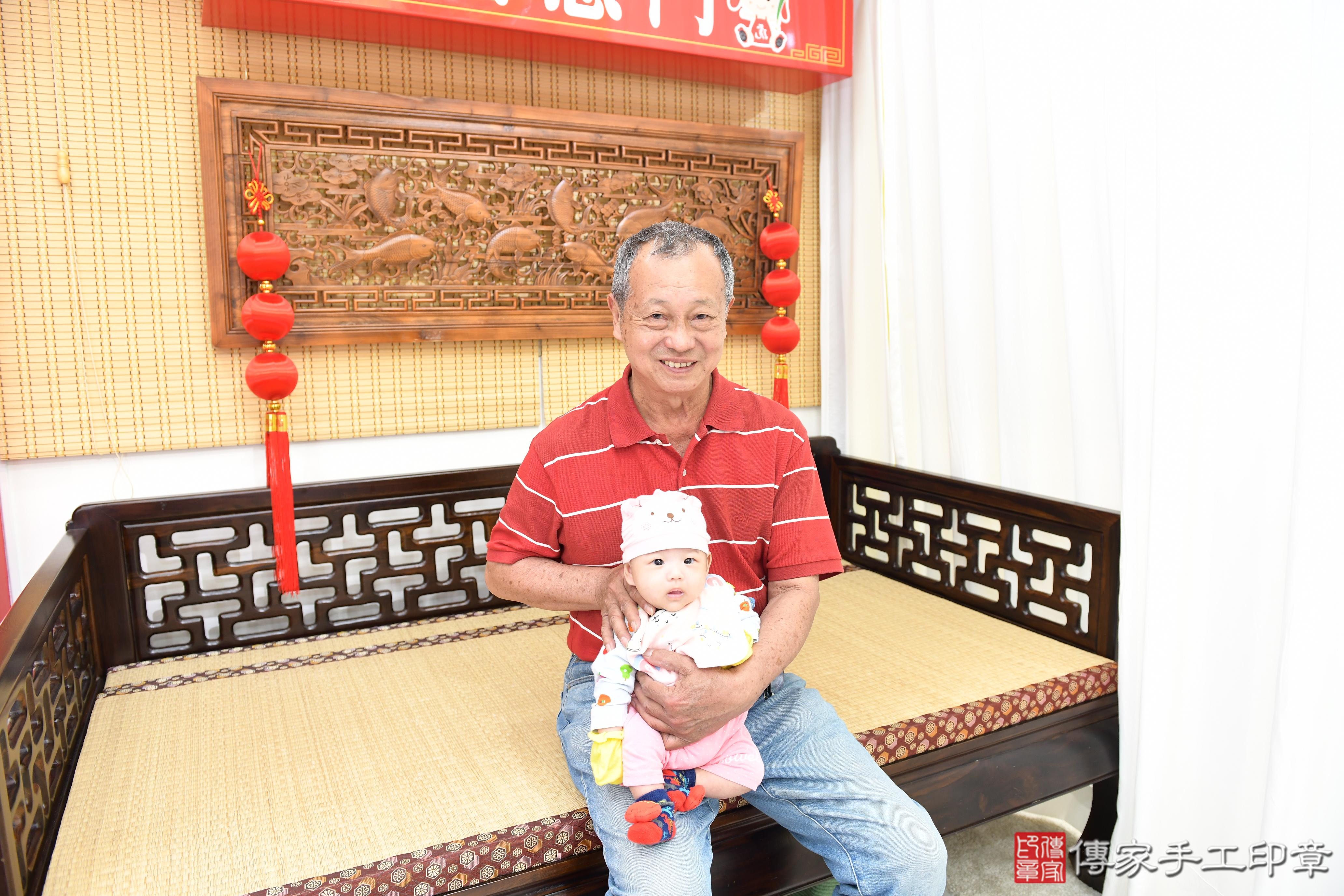 傳家手工印章台南店、抓周、度脺、美式風會場、傳家嬰兒古禮、吉祥話、抓周道具物品24種、拍照。抓周證書。寶寶抓周、滿周歲、生日快樂、祝福