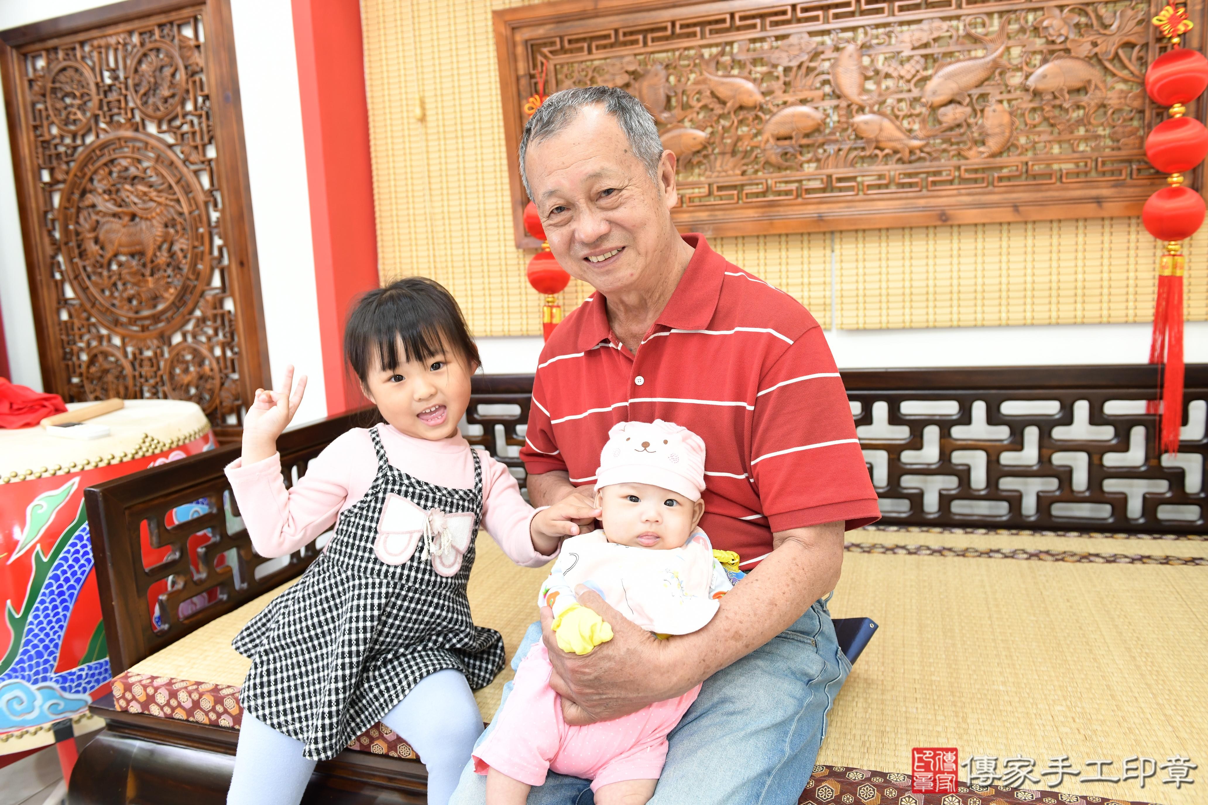 傳家手工印章台南店、抓周、度脺、美式風會場、傳家嬰兒古禮、吉祥話、抓周道具物品24種、拍照。抓周證書。寶寶抓周、滿周歲、生日快樂、祝福