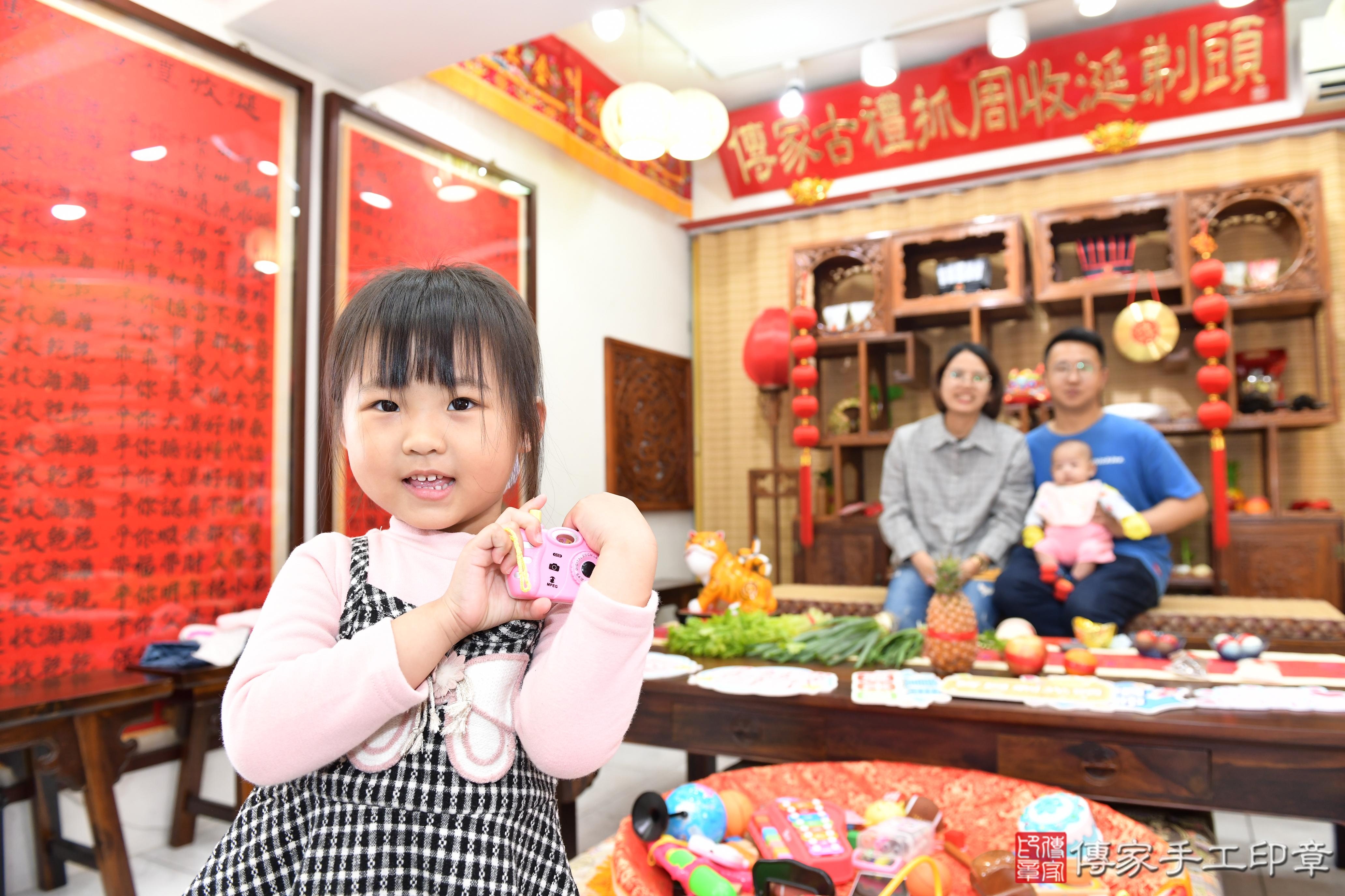 傳家手工印章台南店、抓周、度脺、美式風會場、傳家嬰兒古禮、吉祥話、抓周道具物品24種、拍照。抓周證書。寶寶抓周、滿周歲、生日快樂、祝福