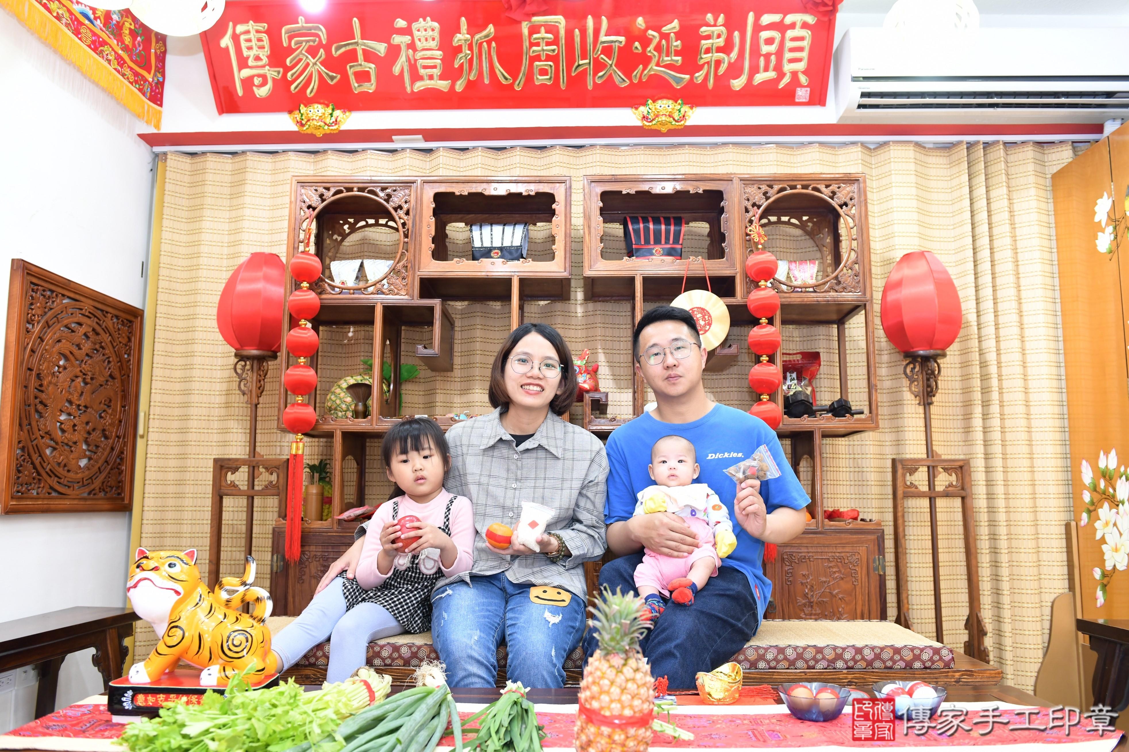 傳家手工印章台南店、抓周、度脺、美式風會場、傳家嬰兒古禮、吉祥話、抓周道具物品24種、拍照。抓周證書。寶寶抓周、滿周歲、生日快樂、祝福