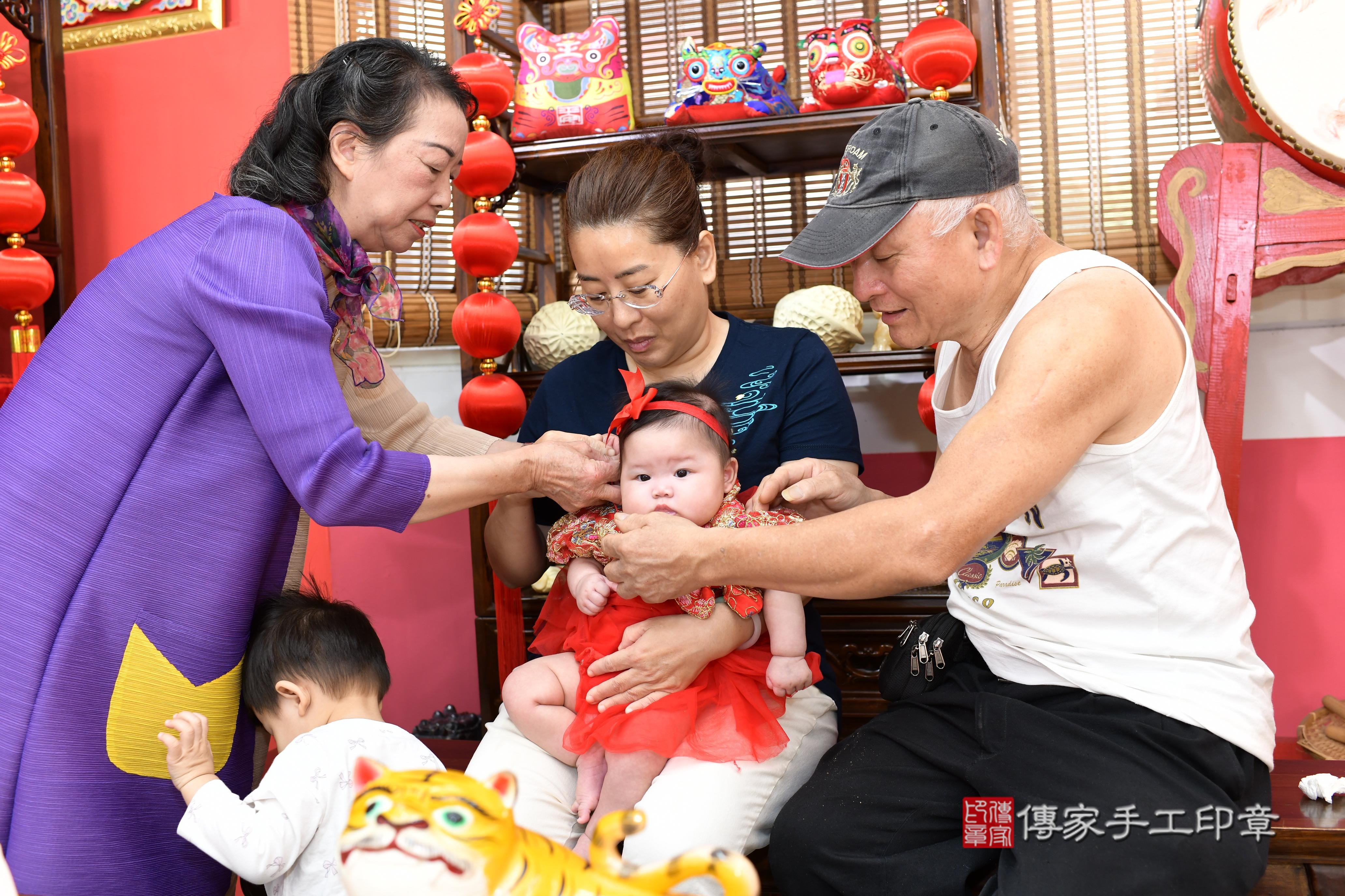 傳家手工印章高雄店、抓周、度脺、美式風會場、傳家嬰兒古禮、吉祥話、抓周道具物品24種、拍照。抓周證書。寶寶抓周、滿周歲、生日快樂、祝福 傳家手工印章高雄店、抓周、度脺、美式風會場、傳家嬰兒古禮、吉祥話、抓周道具物品24種、拍照。抓周證書。寶寶抓周、滿周歲、生日快樂、祝福