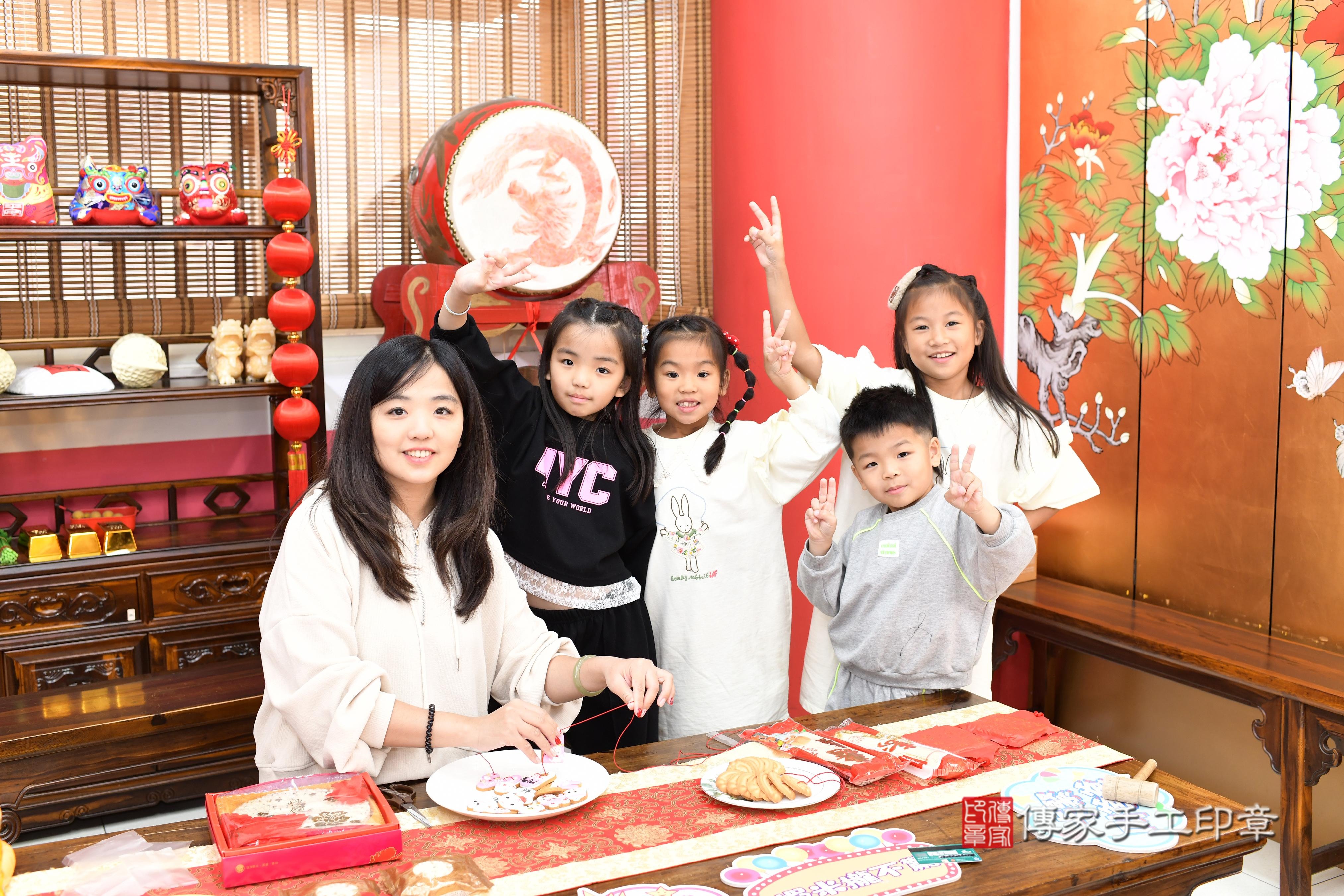 傳家手工印章高雄店、抓周、度脺、美式風會場、傳家嬰兒古禮、吉祥話、抓周道具物品24種、拍照。抓周證書。寶寶抓周、滿周歲、生日快樂、祝福 傳家手工印章高雄店、抓周、度脺、美式風會場、傳家嬰兒古禮、吉祥話、抓周道具物品24種、拍照。抓周證書。寶寶抓周、滿周歲、生日快樂、祝福