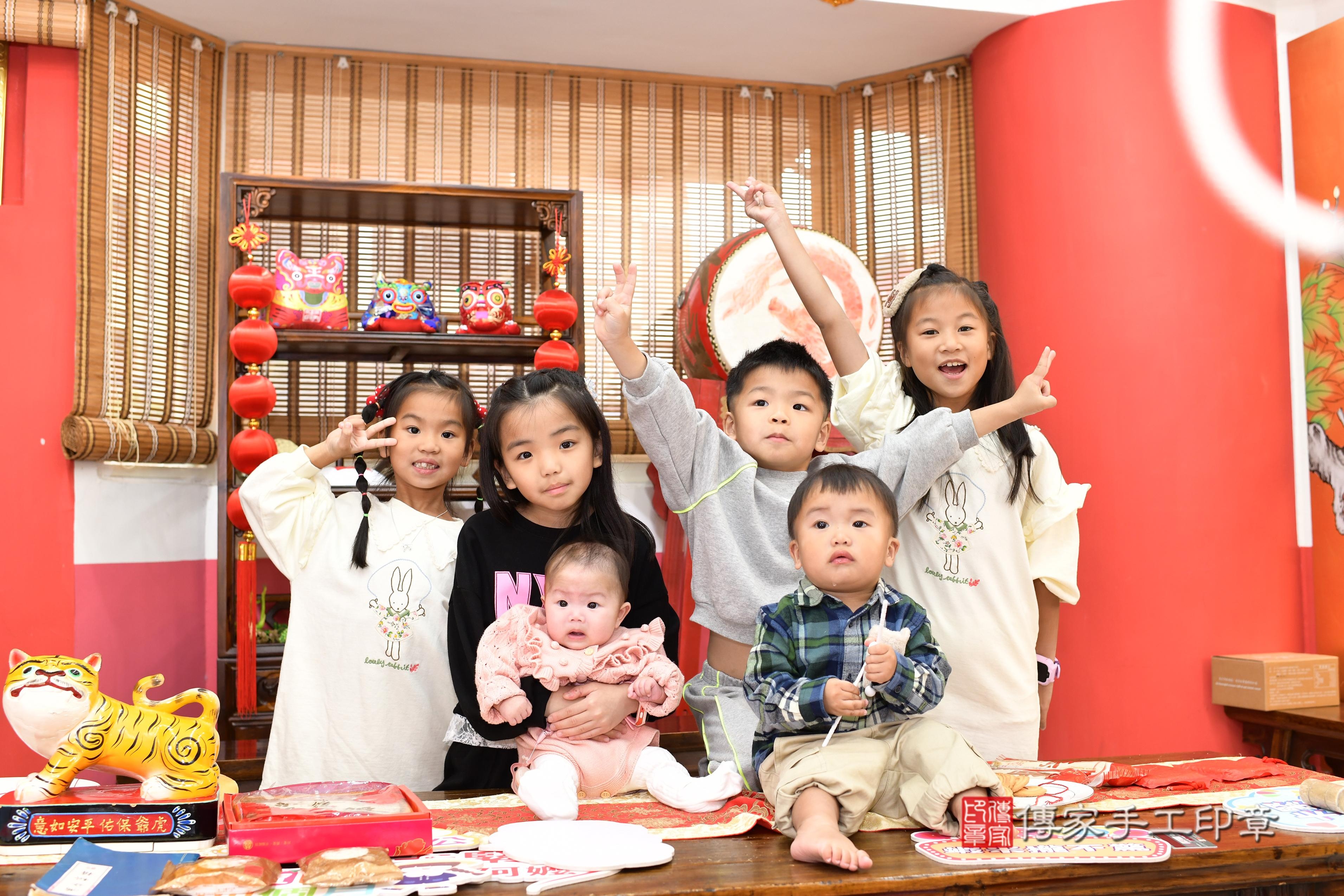 傳家手工印章高雄店、抓周、度脺、美式風會場、傳家嬰兒古禮、吉祥話、抓周道具物品24種、拍照。抓周證書。寶寶抓周、滿周歲、生日快樂、祝福 傳家手工印章高雄店、抓周、度脺、美式風會場、傳家嬰兒古禮、吉祥話、抓周道具物品24種、拍照。抓周證書。寶寶抓周、滿周歲、生日快樂、祝福