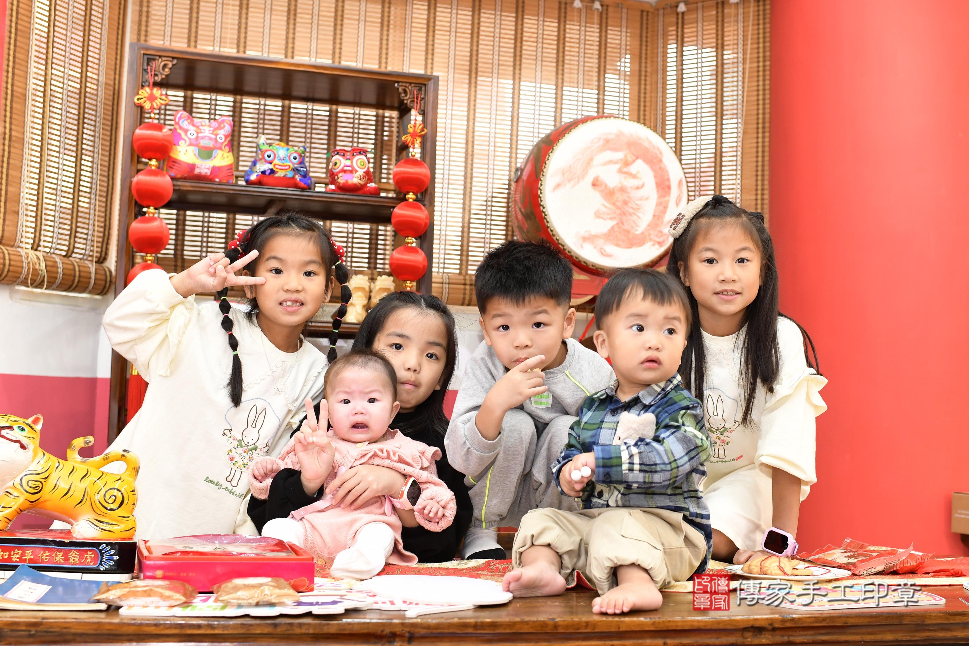 傳家手工印章高雄店、抓周、度脺、美式風會場、傳家嬰兒古禮、吉祥話、抓周道具物品24種、拍照。抓周證書。寶寶抓周、滿周歲、生日快樂、祝福 傳家手工印章高雄店、抓周、度脺、美式風會場、傳家嬰兒古禮、吉祥話、抓周道具物品24種、拍照。抓周證書。寶寶抓周、滿周歲、生日快樂、祝福