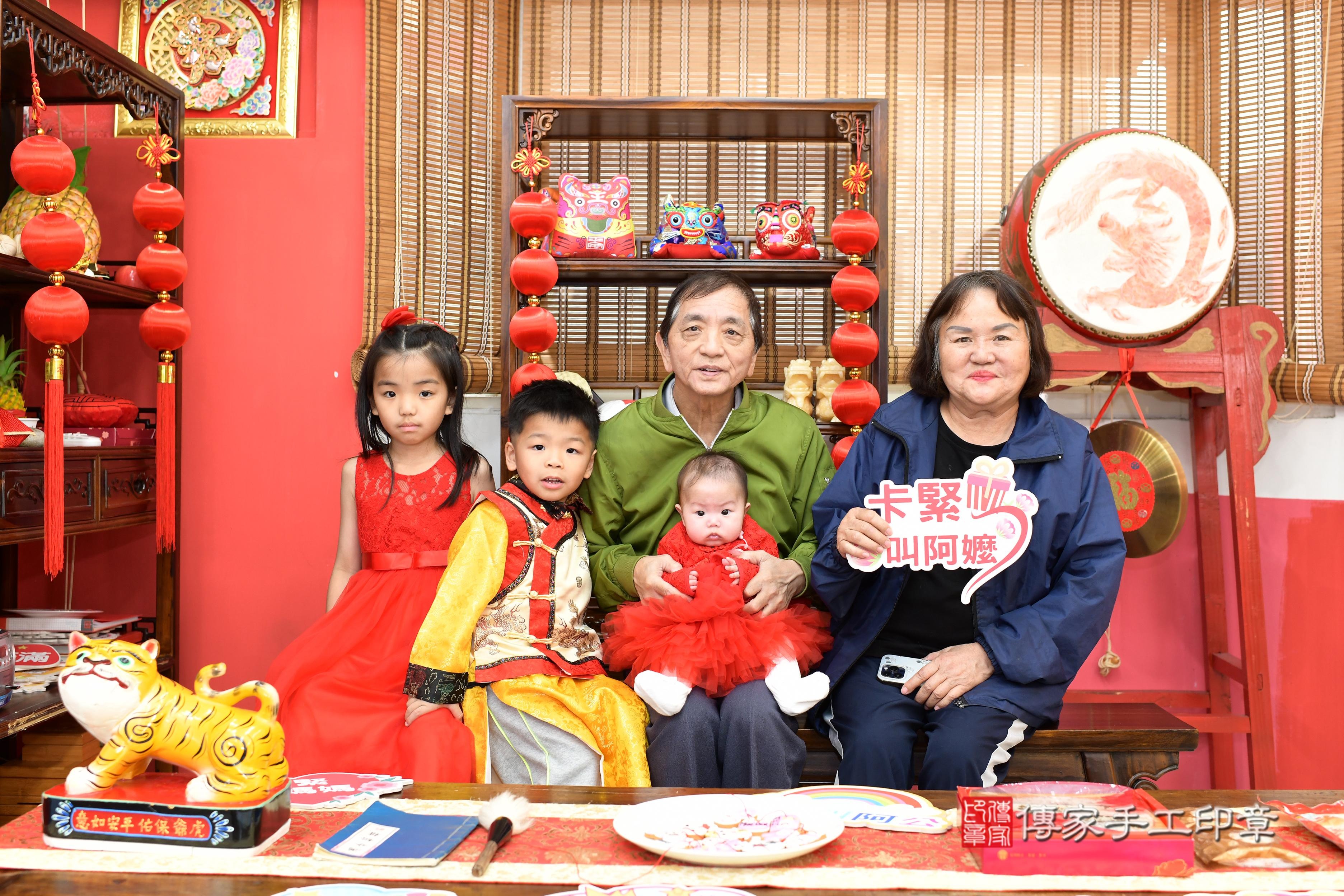 傳家手工印章高雄店、抓周、度脺、美式風會場、傳家嬰兒古禮、吉祥話、抓周道具物品24種、拍照。抓周證書。寶寶抓周、滿周歲、生日快樂、祝福 傳家手工印章高雄店、抓周、度脺、美式風會場、傳家嬰兒古禮、吉祥話、抓周道具物品24種、拍照。抓周證書。寶寶抓周、滿周歲、生日快樂、祝福