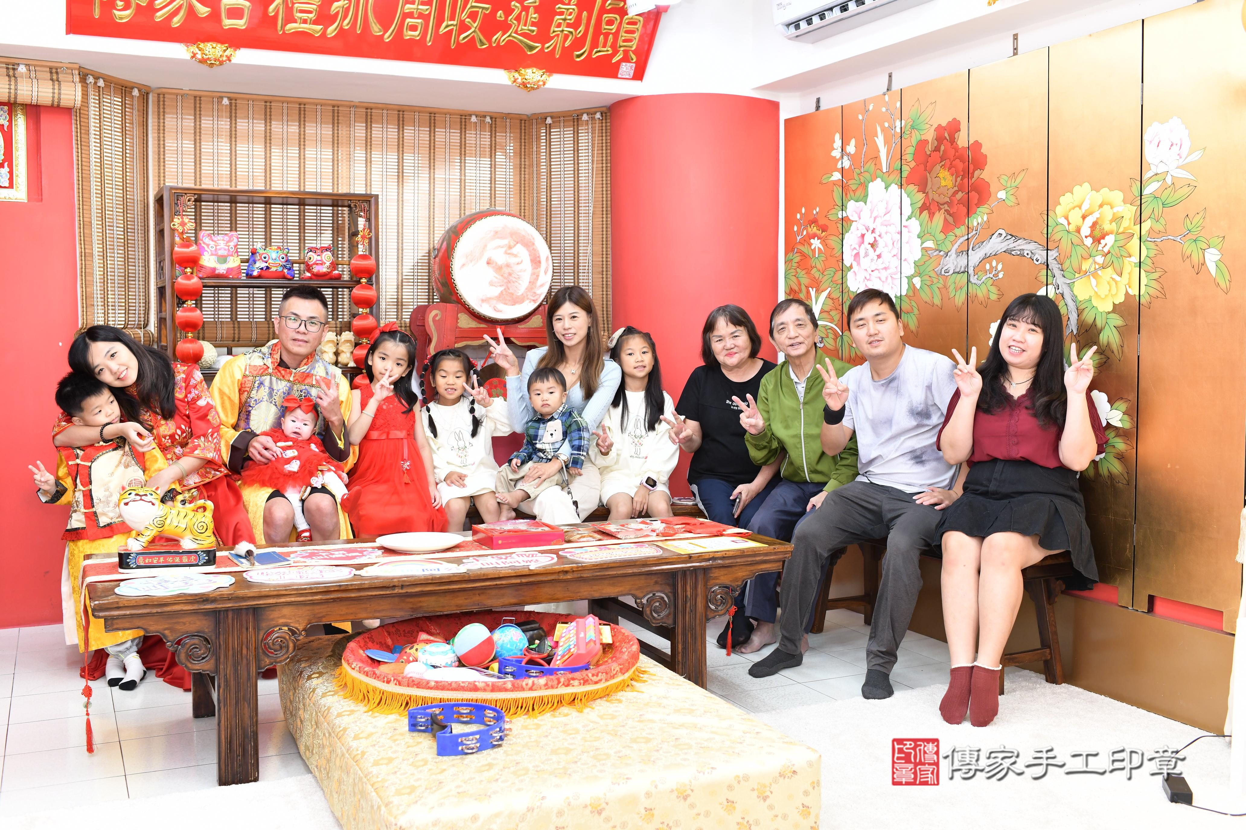 傳家手工印章高雄店、抓周、度脺、美式風會場、傳家嬰兒古禮、吉祥話、抓周道具物品24種、拍照。抓周證書。寶寶抓周、滿周歲、生日快樂、祝福 傳家手工印章高雄店、抓周、度脺、美式風會場、傳家嬰兒古禮、吉祥話、抓周道具物品24種、拍照。抓周證書。寶寶抓周、滿周歲、生日快樂、祝福