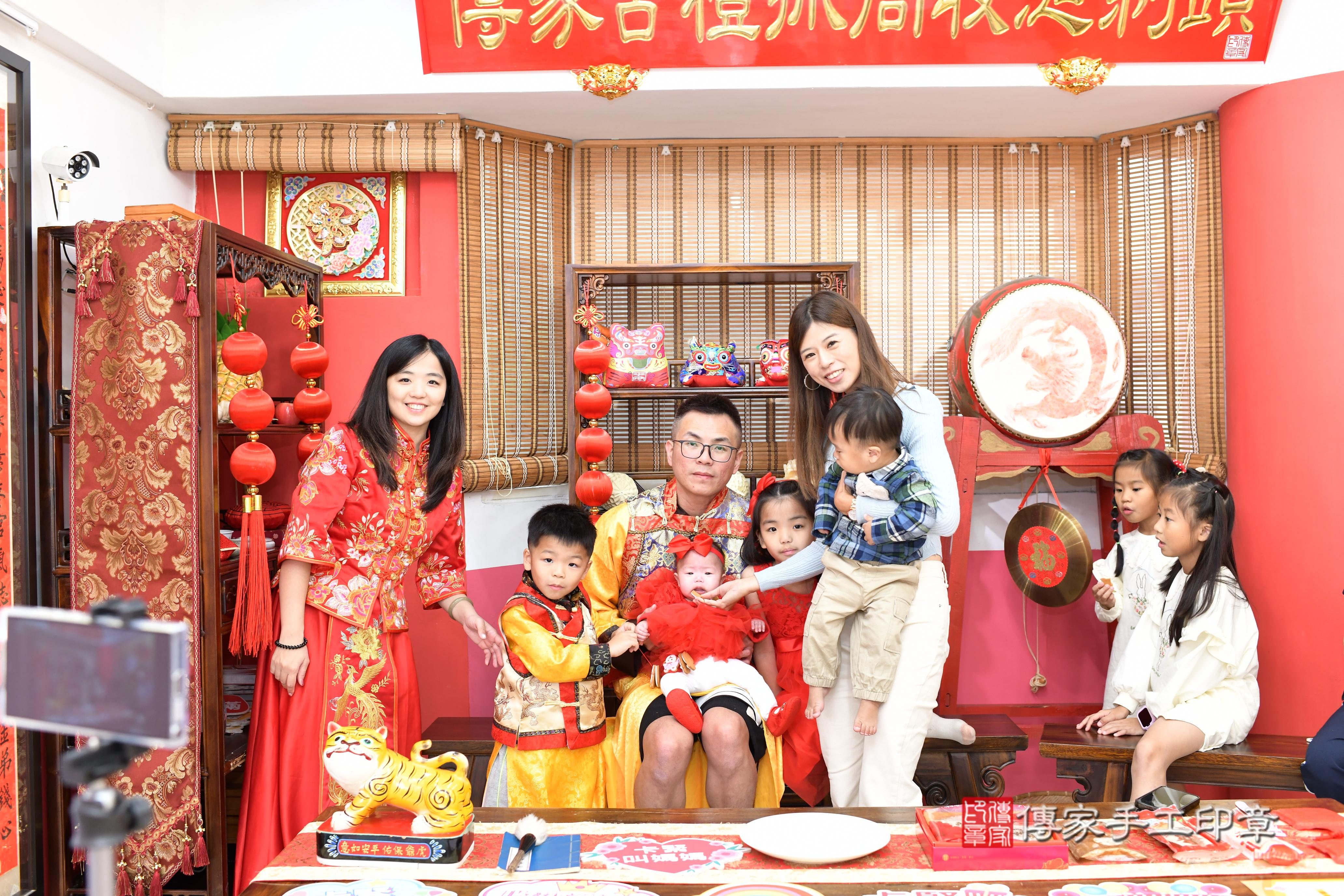 傳家手工印章高雄店、抓周、度脺、美式風會場、傳家嬰兒古禮、吉祥話、抓周道具物品24種、拍照。抓周證書。寶寶抓周、滿周歲、生日快樂、祝福 傳家手工印章高雄店、抓周、度脺、美式風會場、傳家嬰兒古禮、吉祥話、抓周道具物品24種、拍照。抓周證書。寶寶抓周、滿周歲、生日快樂、祝福