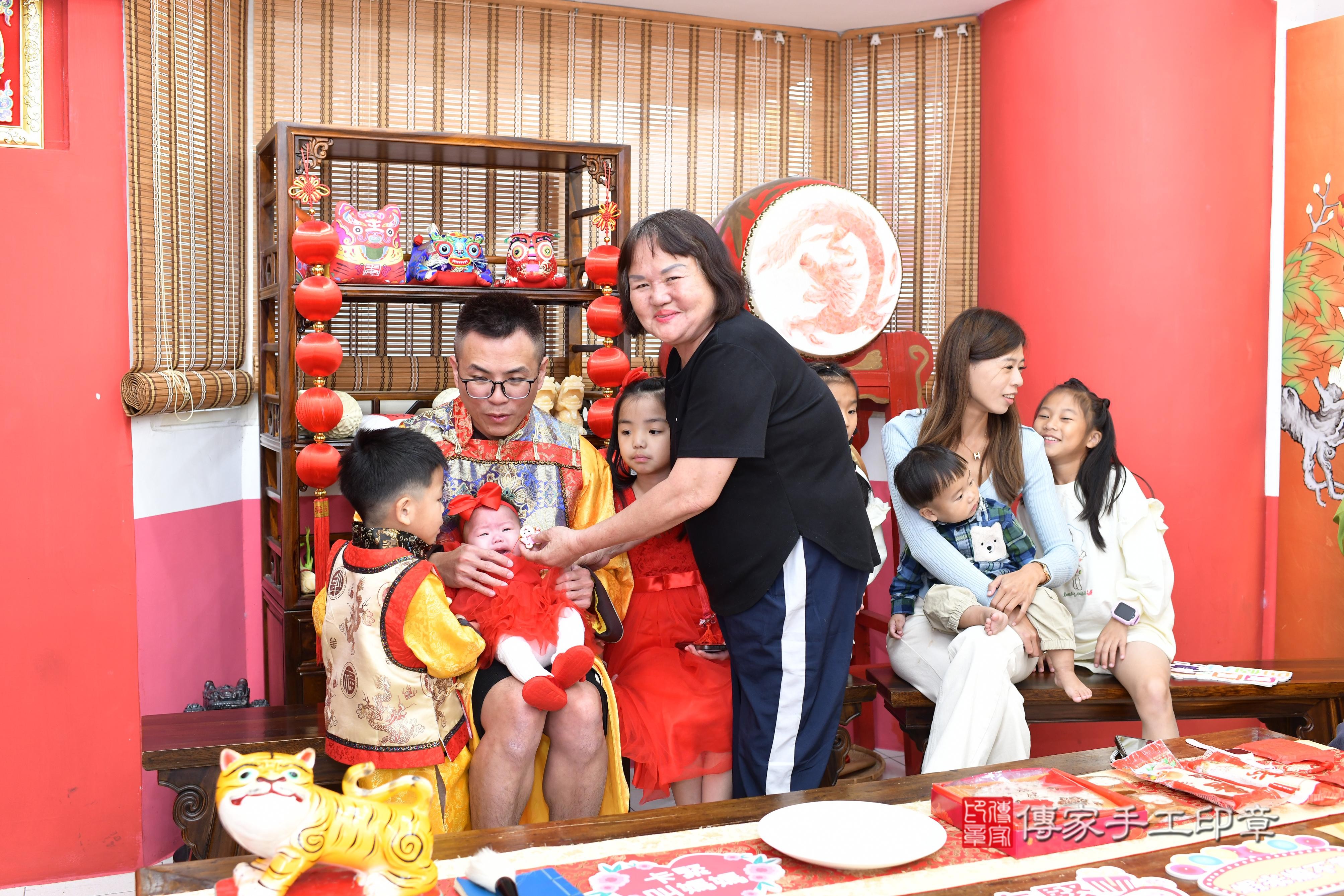 傳家手工印章高雄店、抓周、度脺、美式風會場、傳家嬰兒古禮、吉祥話、抓周道具物品24種、拍照。抓周證書。寶寶抓周、滿周歲、生日快樂、祝福 傳家手工印章高雄店、抓周、度脺、美式風會場、傳家嬰兒古禮、吉祥話、抓周道具物品24種、拍照。抓周證書。寶寶抓周、滿周歲、生日快樂、祝福