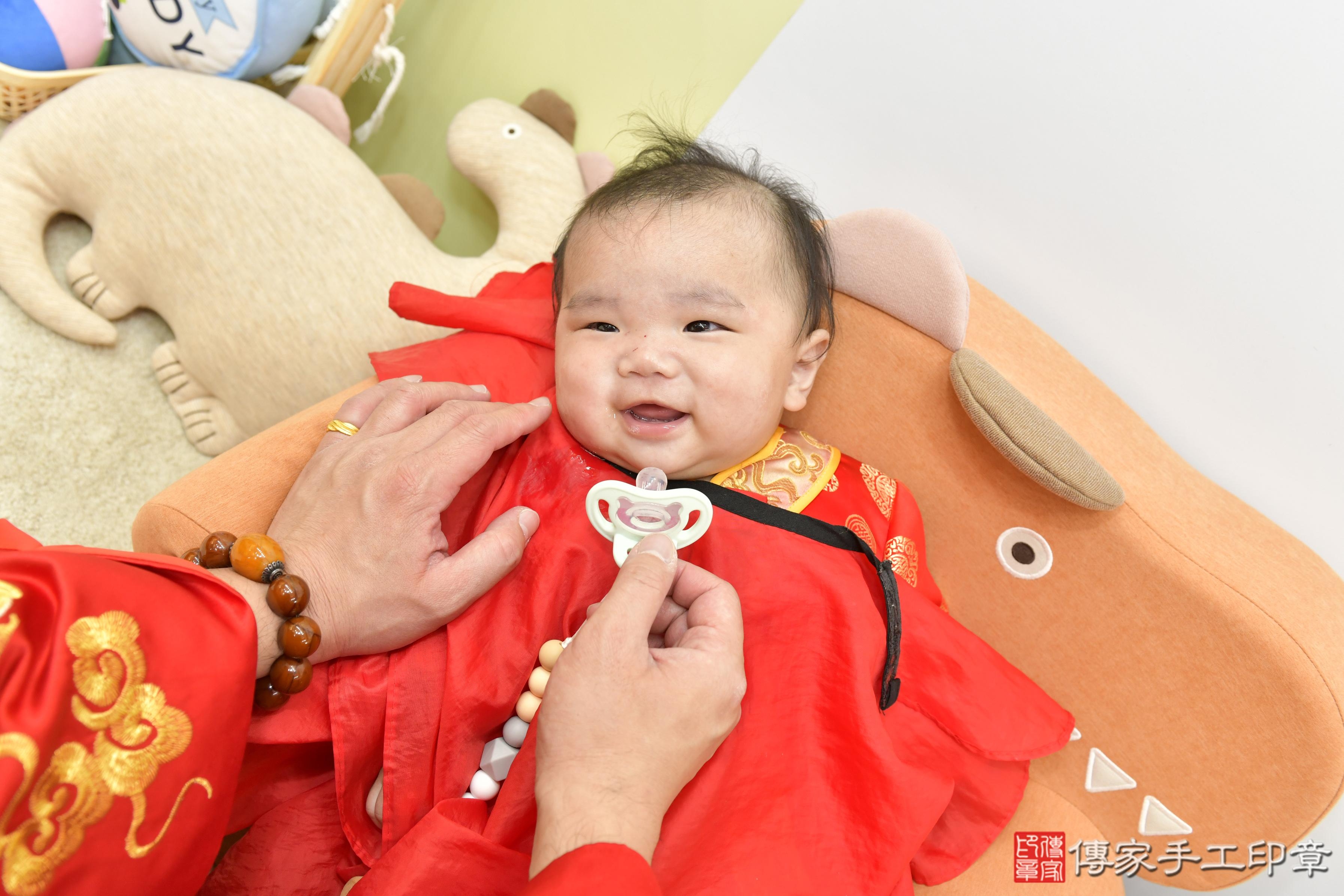 傳家手工印章高雄店、抓周、度脺、美式風會場、傳家嬰兒古禮、吉祥話、抓周道具物品24種、拍照。抓周證書。寶寶抓周、滿周歲、生日快樂、祝福 傳家手工印章高雄店、抓周、度脺、美式風會場、傳家嬰兒古禮、吉祥話、抓周道具物品24種、拍照。抓周證書。寶寶抓周、滿周歲、生日快樂、祝福