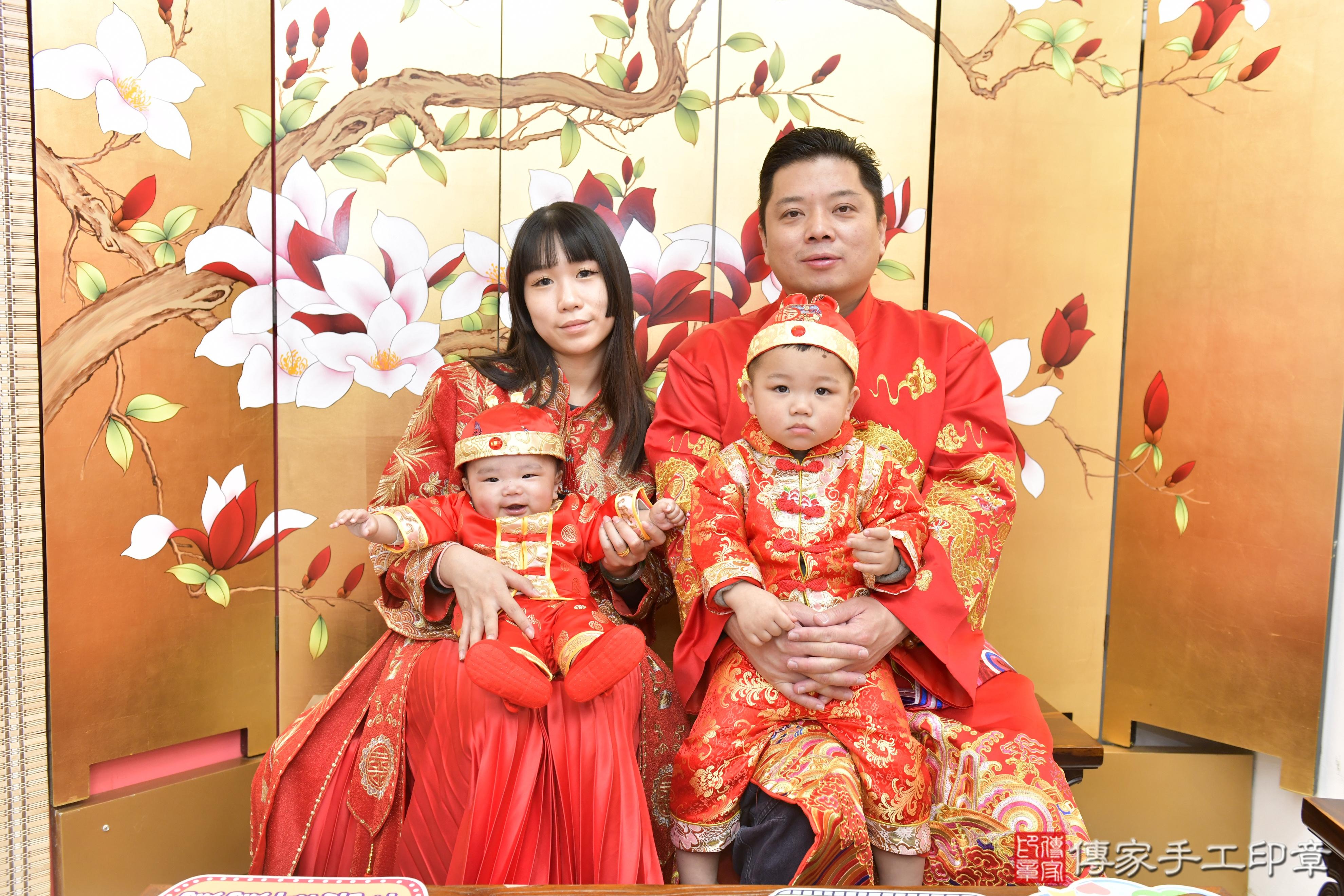 傳家手工印章高雄店、抓周、度脺、美式風會場、傳家嬰兒古禮、吉祥話、抓周道具物品24種、拍照。抓周證書。寶寶抓周、滿周歲、生日快樂、祝福 傳家手工印章高雄店、抓周、度脺、美式風會場、傳家嬰兒古禮、吉祥話、抓周道具物品24種、拍照。抓周證書。寶寶抓周、滿周歲、生日快樂、祝福