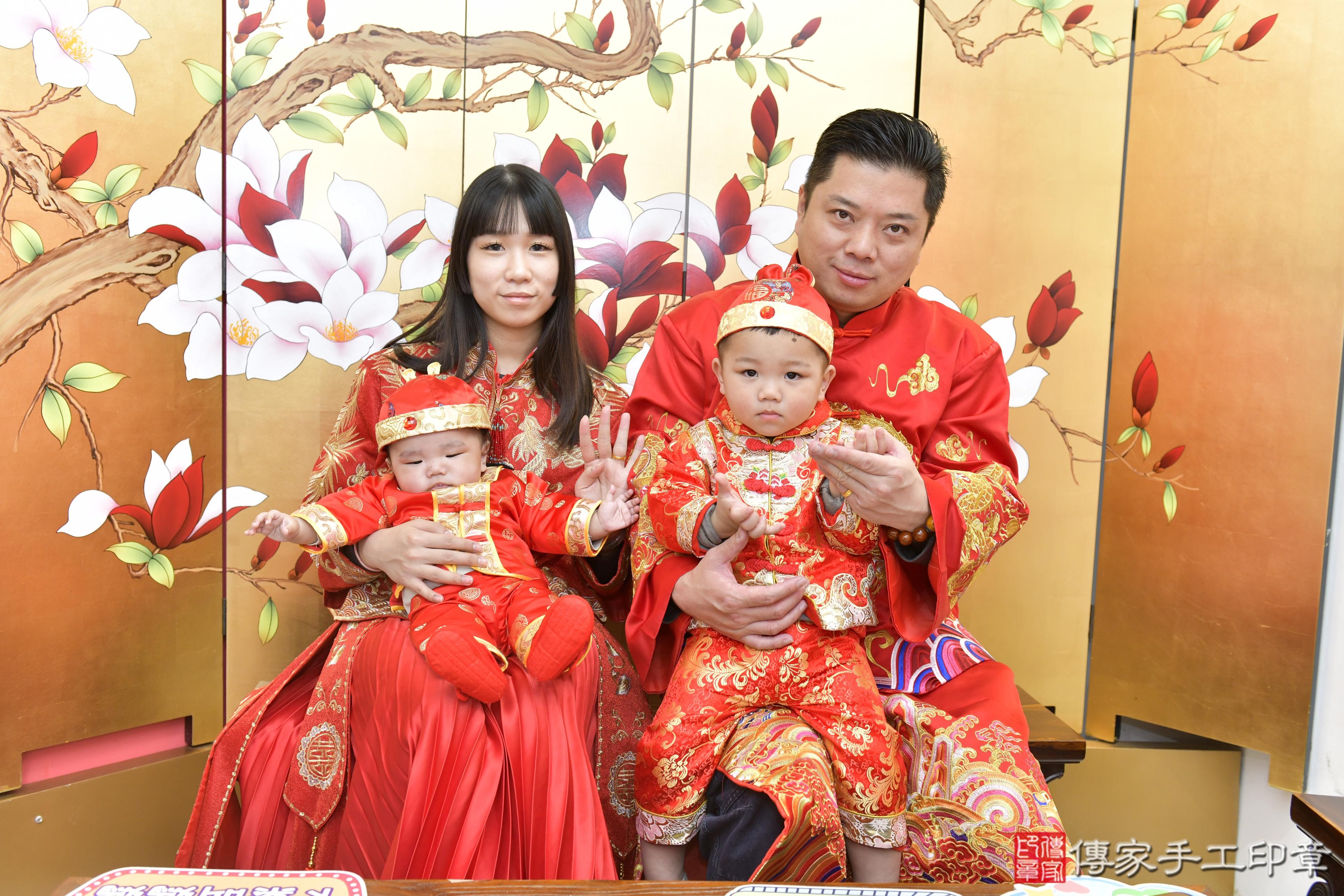 傳家手工印章高雄店、抓周、度脺、美式風會場、傳家嬰兒古禮、吉祥話、抓周道具物品24種、拍照。抓周證書。寶寶抓周、滿周歲、生日快樂、祝福 傳家手工印章高雄店、抓周、度脺、美式風會場、傳家嬰兒古禮、吉祥話、抓周道具物品24種、拍照。抓周證書。寶寶抓周、滿周歲、生日快樂、祝福